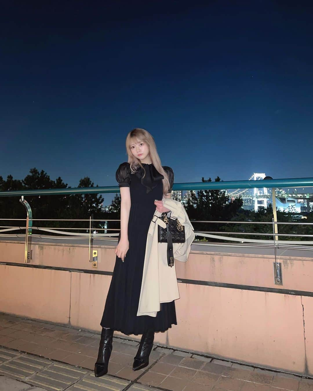 中山恵美生さんのインスタグラム写真 - (中山恵美生Instagram)「🚗🌙💓  明日発売のモテワンピ♡  フラッシュで撮るとリボンと袖が さらにキラキラして可愛い、、🎀✨️  届いてすぐ着るならのオススメコーデです🥰  #mmeeme #エムミーエメ」4月8日 20時08分 - emiu0624