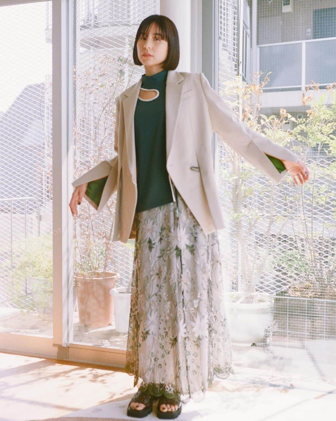 M U R R A Lのインスタグラム：「Be Nude, Be Yourself  アーティスト 白濱イズミが纏う MURRAL 23SSコレクション”NUDE”  NUDE=等身大をキーワードに アーティスト 嶌村吉祥丸が 彼女が持つクリエイティビティの根源に迫り、 等身大な瞬間を切り取ります。  ―――あなたにとって”Nude”(等身大)とは？  Nudeというものを着飾ることかもしれません。そのままのように思えてそのままではないもの。外から眺めるとそれがNudeなのか境目が分かりづらい。 私にしか分からないNudeという感覚を微細なところで意識しています。  ―――現在の表現活動をしていることへの根源（きっかけや想い出）は？  根源というところに行き着くと結局は私自身への確認作業でありながら呼吸のように私の仕組みには必要不可欠なものです。  @loveli_official @kisshomaru  #BeNude_BeYourself #NUDE #MURRAL」