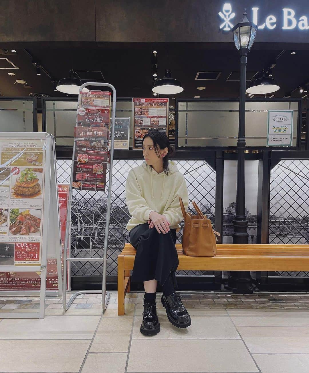 雛形あきこさんのインスタグラム写真 - (雛形あきこInstagram)「買い物がてらご飯 美味しい桃ジュースにご機嫌です #早めのディナー」4月8日 20時08分 - akiko_hinagata