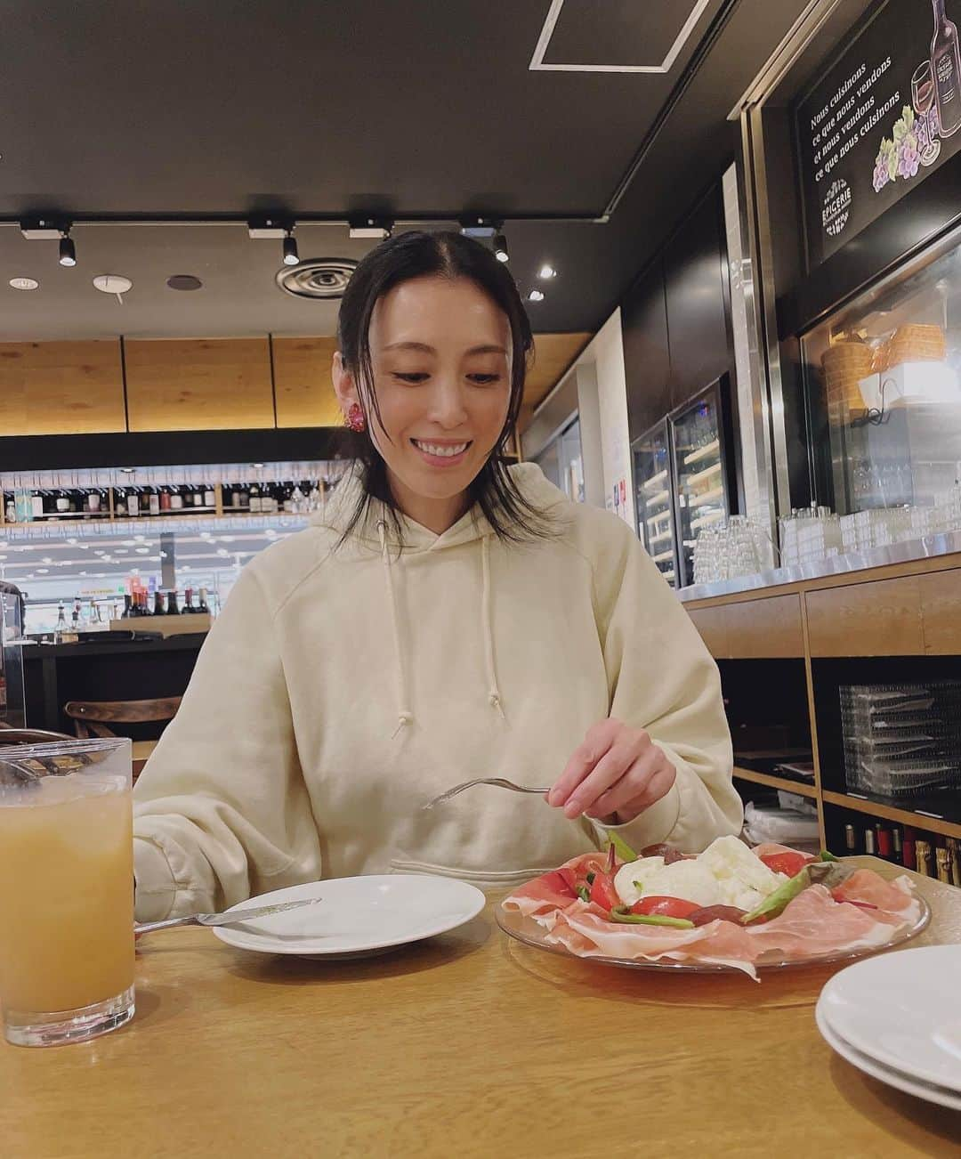 雛形あきこさんのインスタグラム写真 - (雛形あきこInstagram)「買い物がてらご飯 美味しい桃ジュースにご機嫌です #早めのディナー」4月8日 20時08分 - akiko_hinagata