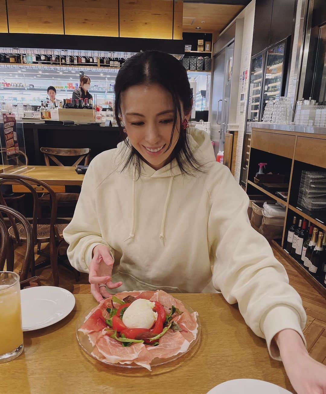 雛形あきこさんのインスタグラム写真 - (雛形あきこInstagram)「買い物がてらご飯 美味しい桃ジュースにご機嫌です #早めのディナー」4月8日 20時08分 - akiko_hinagata