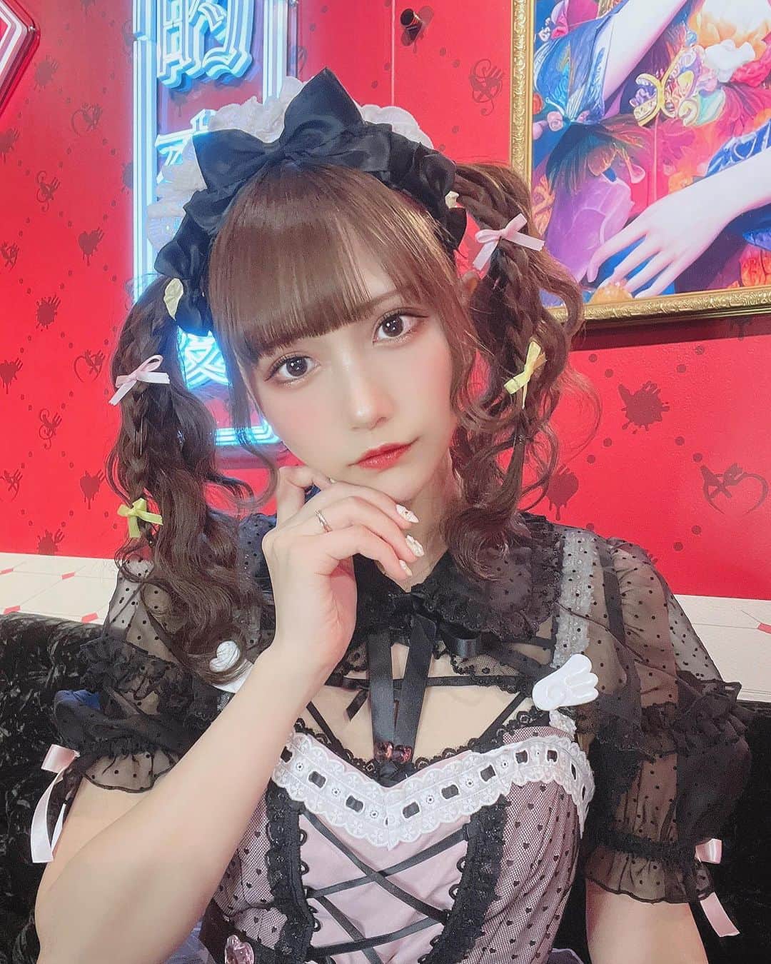 のインスタグラム：「「誕生日お祝いしてくれて嬉しかったよ💕」     2月18日に衣装モデルもしたShandyLoveでバースデーイベントさせていただきました！   いつも会いに来てくれる方も久しぶりの方も来れないけどお祝いの気持ちで遠隔してくれた方もありがとうございました🥹✨   せっかくだから今までしたことないことしたいなあと思ってシャンパンタワーやりたい！とお願いして みんなの協力のおかげで立派なシャンパンタワーをすることができました💞 本当にありがとうございます！！！   私1人でできることって全然なくて みんなの力をたくさん借りてここまで生きてきたなあと日々感じています。 いつもわがままに付き合ってくれてありがとう。これからも付き合ってね😉💕   ということで28歳(設定)の小日向くるみもどうぞよろしくお願いします！ 狂民がだーーーーいすき！   あと、この日プチサプライズで人生で初めて全頭染めました。茶髪になったよ✌️     #costume #野良コンカフェ嬢  #コンセプトカフェ #バースデーイベント #誕生日 #2月生まれ #歌舞伎町 #コンカフェ #shandylove #シャンラブ  #japanesegirl #japan_of_insta #followme #kawaii #君の彼女」