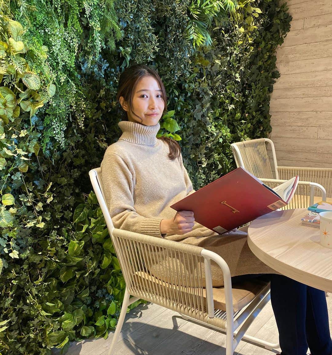ベルのインスタグラム：「. 初めての家族旅行で、名古屋へ行きました！  ライブラリーカフェのあるコンフォートホテルに宿泊。  娘にだいぶ振り回されつつの食と本の旅、最新のYouTubeで公開しておりますのでぜひ♡  #コンフォートホテル #名古屋 #ライブラリーカフェ #bookstagram」