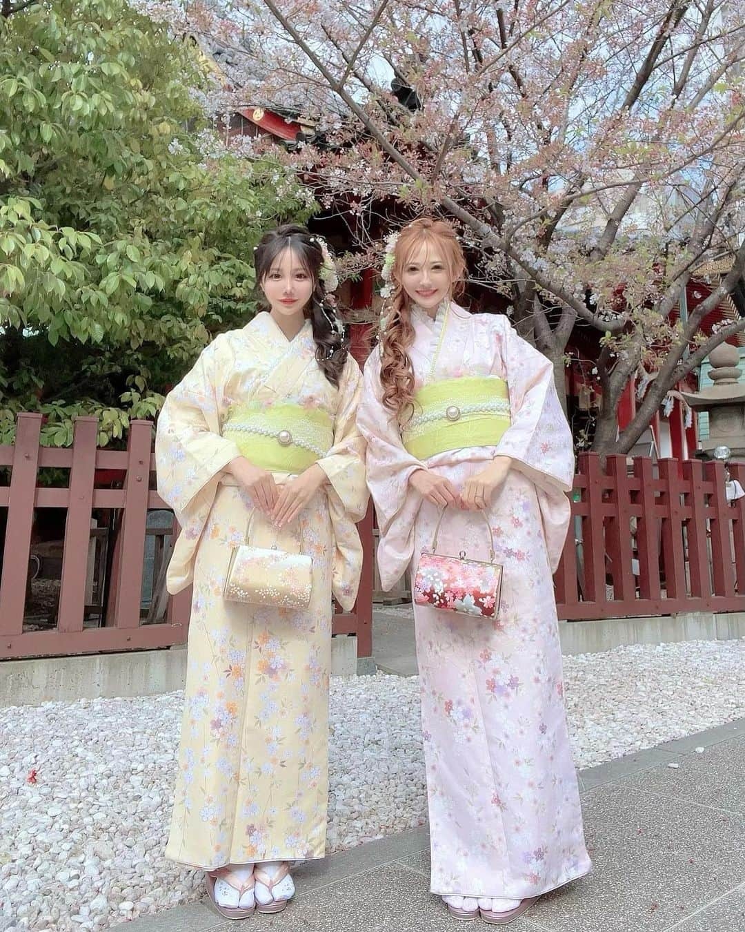 ひよこ先輩のインスタグラム：「🌸 りりかちゃんと浅草でお花見🌸🍡 一緒にいると楽しくてずっと笑ってる🥺💕 可愛い見た目以上に本当に 中身も優しくて素敵すぎて癒される😭❤️✨ 浴衣とヘアセットは 【 @asakusa_omotenashi 】 ヘアセットも着物も可愛過ぎるし 髪飾りがさらに可愛いの増えてた😍✨ 浴衣シーズンも楽しみ🥰 . #浅草　#着物　#着物デート　#ヘアセット　#巻き髪　#おもてなし　#お花見　#桜　#asakusa」