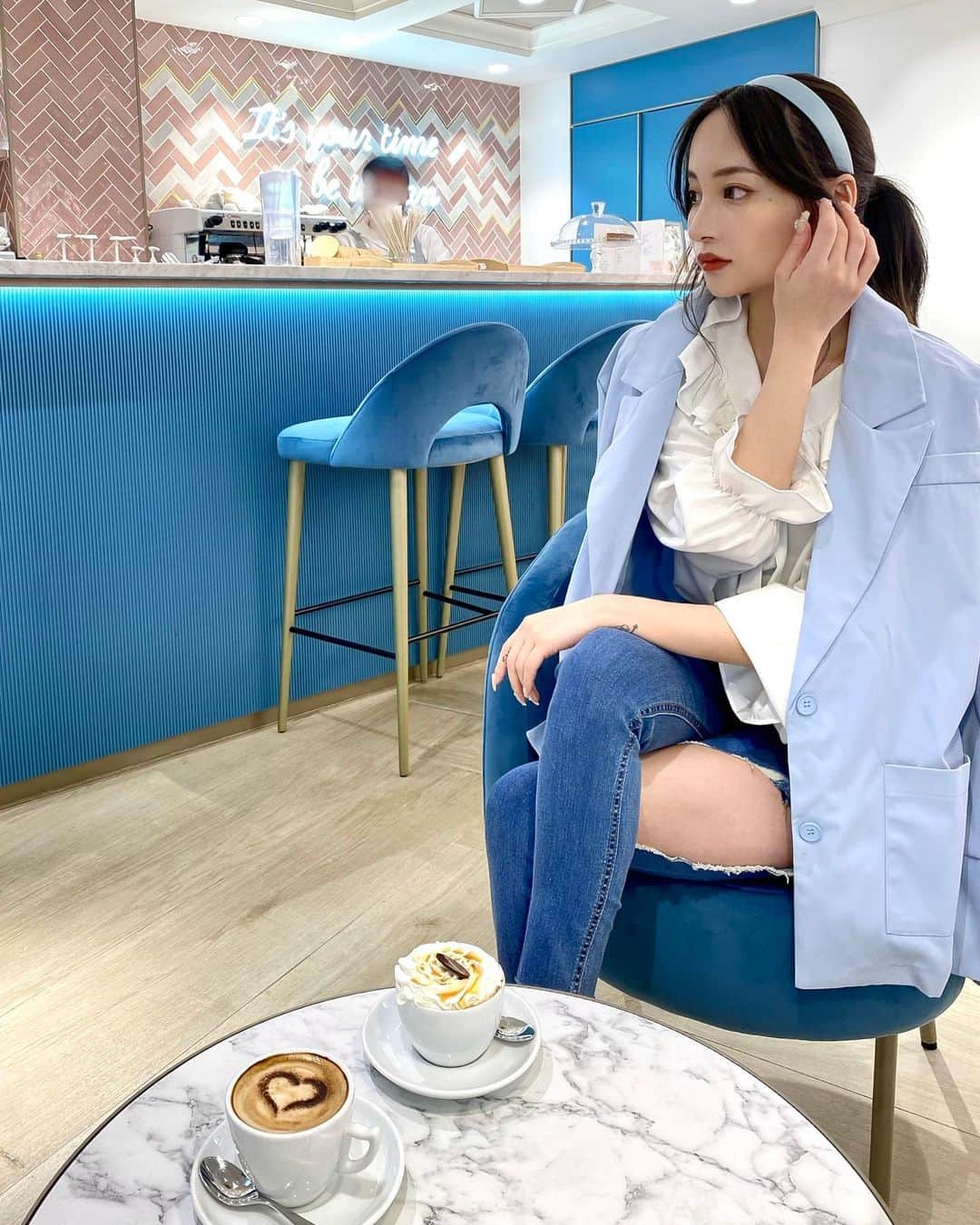 小川青空のインスタグラム：「. 店内BLUE💙で可愛かった🛁🪞  塩キャラメルラテ☕️  . #intimissimicafe  #intimissimicafé」