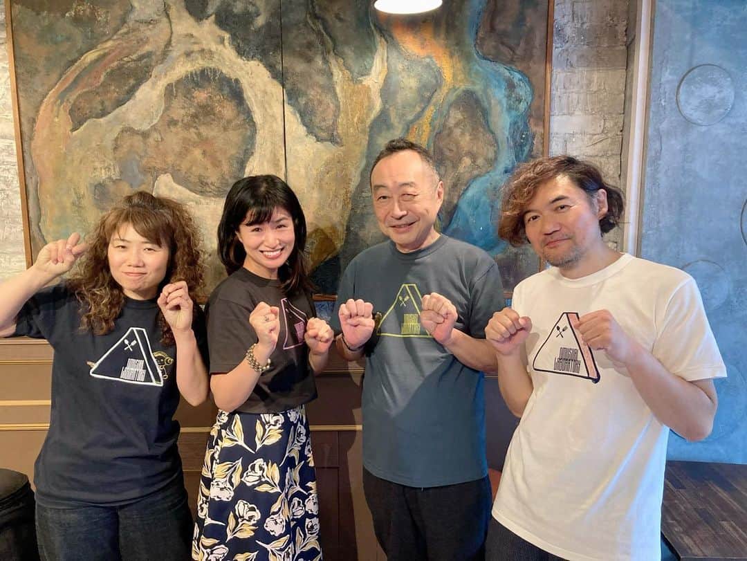 のインスタグラム：「本日はお結びラボラトリィのライヴでした！お越しくださった方、本当にありがとうございました😊  そしてそして、初のグッズ、おむラボ手作りTシャツはなんと完売‼️本当にうれしくて感謝の気持ちでいっぱいです🥹みなさまのサポートを資金にして「唄パズル」アルバムの制作を進めてまいります！  次回お結びラボラトリィのライヴは7/17(祝)の夕方からを予定しております♫  ゲストのバイオリンのネコさんには2部はべったり全曲お付き合い頂きました🙏なんて贅沢！曲が鮮やかに動き出して心が揺さぶられる。毎回、ああこう来たかー！と新鮮な喜びと驚き。上手く言えないけど、今日はいつにも増して音楽にとっぷりと浸かりました。  ライヴって本当に楽しいなぁ✨次回またみんなでハッピーな時間を過ごせる日を楽しみにしているよ🫶」