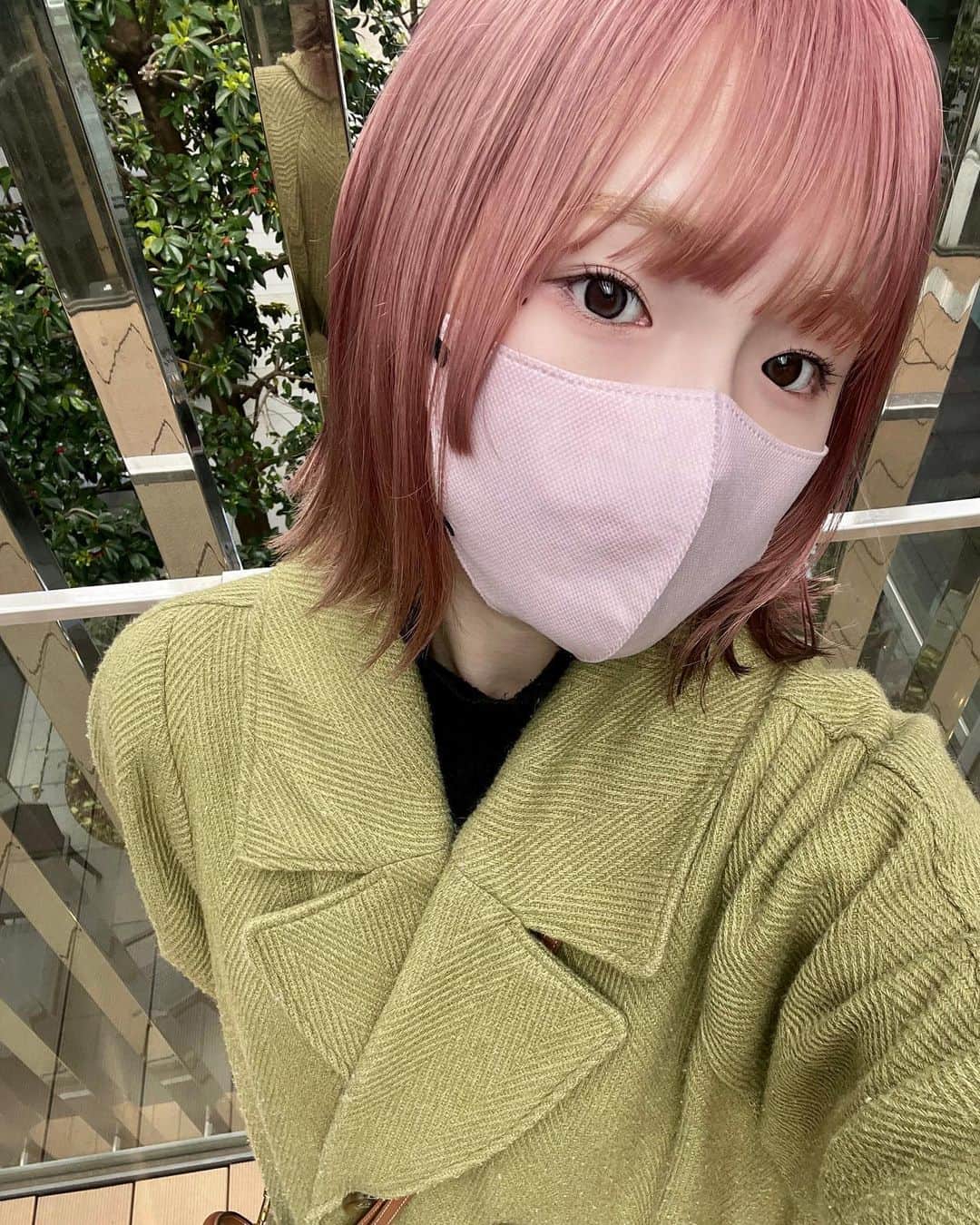 志村美希のインスタグラム：「🌸🌸🌸  自分に飽きたのでサクラカラーにして 片っぽだけ姫カットにしてもらったよ~😽どうかな🫠」