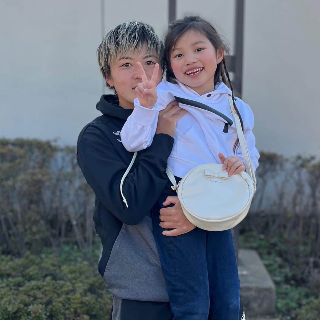 山本摩也のインスタグラム：「. ⁡ Con mi princesa✌🏼❤️ ⁡ ⁡#futbol」