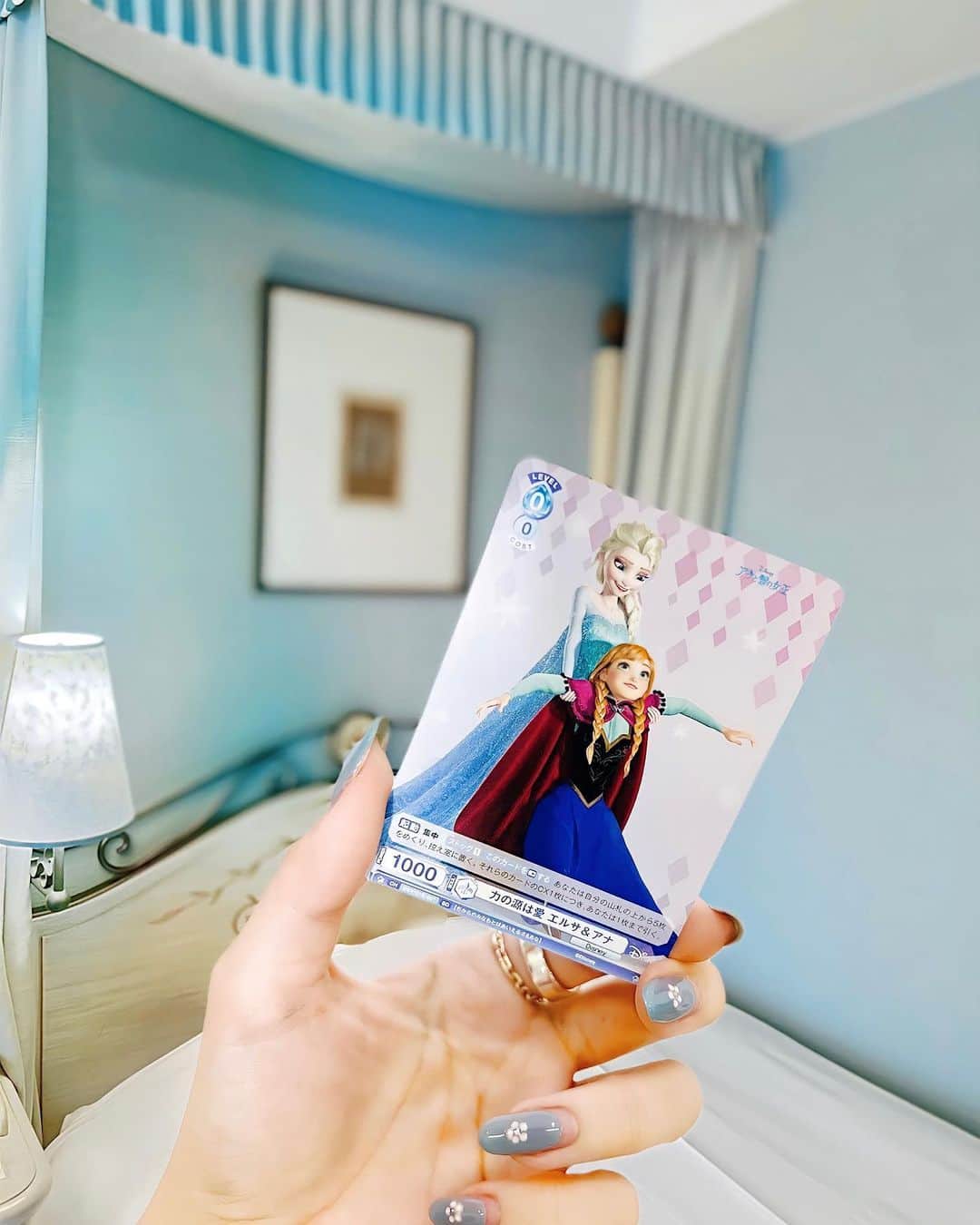 中島絢乃さんのインスタグラム写真 - (中島絢乃Instagram)「❄️🥕🏰  .  3/31に発売された #ヴァイスシュヴァルツブラウ スタートデッキ『アナと雪の女王』❄️¥1650(50枚入り)  姉妹で取材させていただきました👩🏼‍🤝‍👩🏻✏️ けっこう話題なのでもう知ってる人多そう？👀🌈  . .  ヴァイスシュヴァルツブラウとは… ブシロードが展開する 好きな作品で遊べる新作キャラクターカードゲーム！ お気に入りの作品で遊べちゃうの！🫶🏻💫  .  元々は対戦して遊ぶカードゲームだけど ヴァイスシュヴァルツブラウには キラキラ加工のカードもたくさん入っていて、 自分の好きなキャラクターをコレクションしたり デコレーションして持ち歩いたり 楽しみ方は無限大、、、🫢💞💞  うん。見たらわかるよね。 これは集めたくなるやつなのよ🤣💥笑 (基本は裏面Disneyロゴですが 写真3枚目は両面ともイラストです🙆🏼‍♀️ そういうところもきゃっ🥹てなるポイント🙆🏼‍♀️)  . .  ちなみにスタートデッキがあれば もう遊べちゃうみたいです🙆🏼‍♀️💞  でもきっと、きっと、 ディズニーファンのほとんどの方が コレクションとして買うんだろうなあ🥹💭💫  〰〰〰 #ブシロード #ディズニー #カードゲーム #WS #WSブラウ #TCG #トレカ #disney #ヴァイスシュヴァルツ　 #ヴァイスシュヴァルツブラウ #アナと雪の女王」4月8日 20時06分 - nakajima_ayano