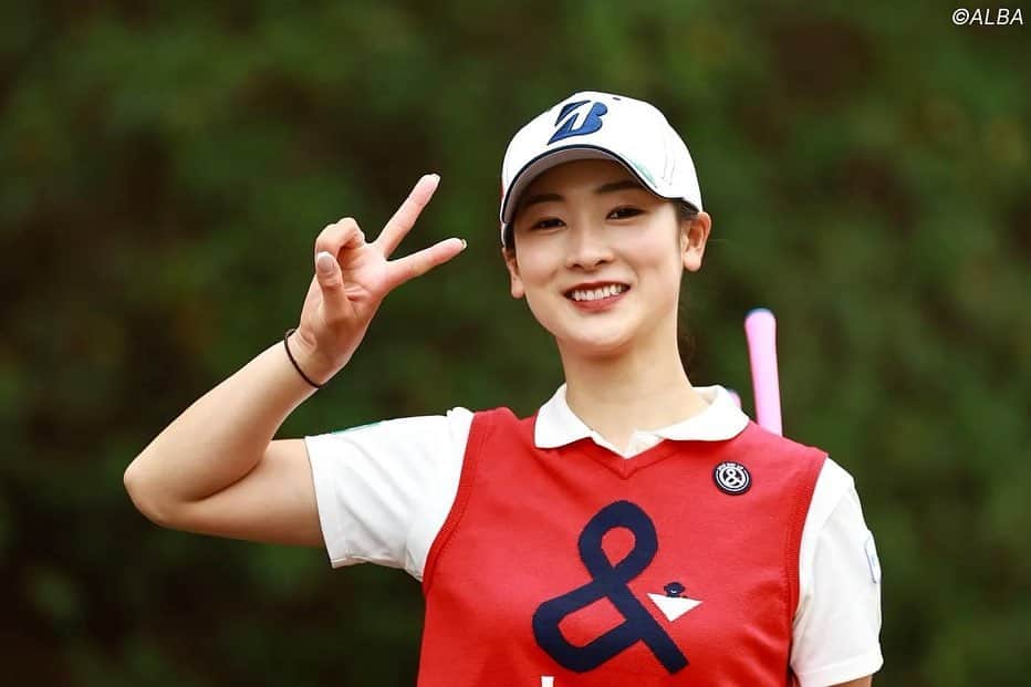 松田鈴英のインスタグラム：「ハナサカレディスヤンマーゴルフトーナメント終了。 結果は11位タイ。  今回は、地元での開催で沢山のギャラリーの皆様に応援頂き、とても力を頂きました。 少しずつではありますがゴルフの内容も良い方向に向かっていると感じています。 又、この大会を開催頂きましたヤンマーホールディングス様、セイレイ興産様、琵琶湖カントリークラブ様、ボランティアの皆さま、応援頂きましたギャラリーの皆様、有難うございました。 これからも、精一杯頑張りますので宜しくお願いいたします。  #たくさんの応援ありがとうございました」
