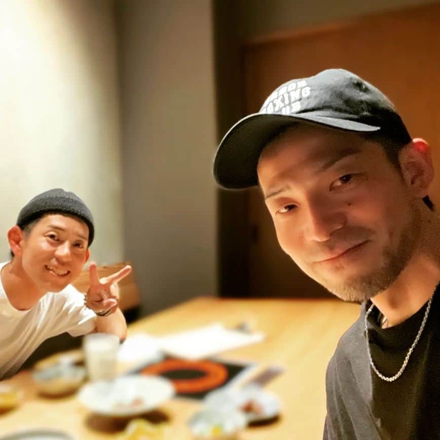 森岡良介のインスタグラム：「ミナト兄さんと🍴✨  #同期入団 #中日ドラゴンズ  #人生相談 #脱線して思い出話 #お互い根性はあると思う #しつこさもあると思う #東京ヤクルトスワローズ #中日ドラゴンズ #ドラゴンズjr #ドラゴンズjr監督 #元ね #湊川誠隆  #nextthing  #nextthingnagoya」