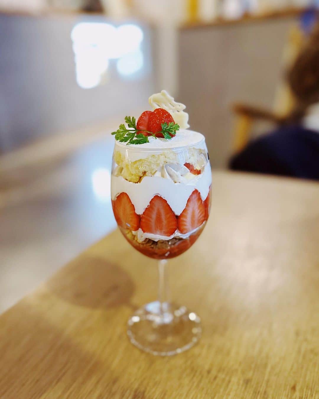 のインスタグラム：「🍓🍓🍓 新生活 やっと1週間、もう1週間😵‍💫  　　　 　　　　 　　　　 #パフェ #苺パフェ #おやつ #カフェ #カフェ巡り」