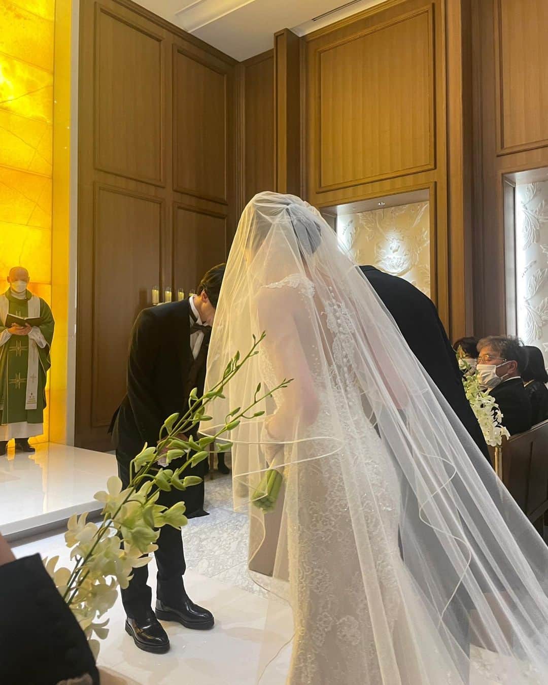 岡田沙知さんのインスタグラム写真 - (岡田沙知Instagram)「. 2023年3月31日 無事に結婚式を挙げることが出来ました💍 来てくれたゲストの皆様本当に本当に ありがとうございました😭✨ 色んな感情が入り混じった 最高すぎるあっという間の1日。 . 正直2人とも絶対結婚式挙げたい！ みたいな拘りは無かったけど、 挙げて良かったと心から思いました💐 . 皆んなが撮ってくれた写真がどれも 良すぎて毎日余韻に浸ってたけど しばらく結婚式の投稿つづきます🧏🏼‍♀️ . #wedding #結婚式」4月8日 20時12分 - sa__chi__01