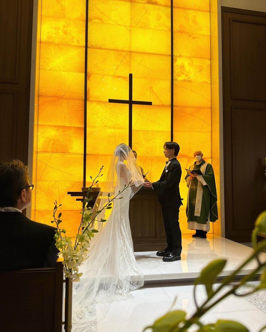 のインスタグラム：「. 2023年3月31日 無事に結婚式を挙げることが出来ました💍 来てくれたゲストの皆様本当に本当に ありがとうございました😭✨ 色んな感情が入り混じった 最高すぎるあっという間の1日。 . 正直2人とも絶対結婚式挙げたい！ みたいな拘りは無かったけど、 挙げて良かったと心から思いました💐 . 皆んなが撮ってくれた写真がどれも 良すぎて毎日余韻に浸ってたけど しばらく結婚式の投稿つづきます🧏🏼‍♀️ . #wedding #結婚式」