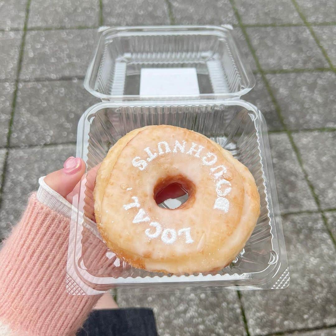 馬場彩華のインスタグラム：「🍩➰🤍    1番プレーンの食べたけど他のも美味しそうなのいっぱいだった~🧁      #04 #fyp  #sagacafe  #佐賀カフェ」