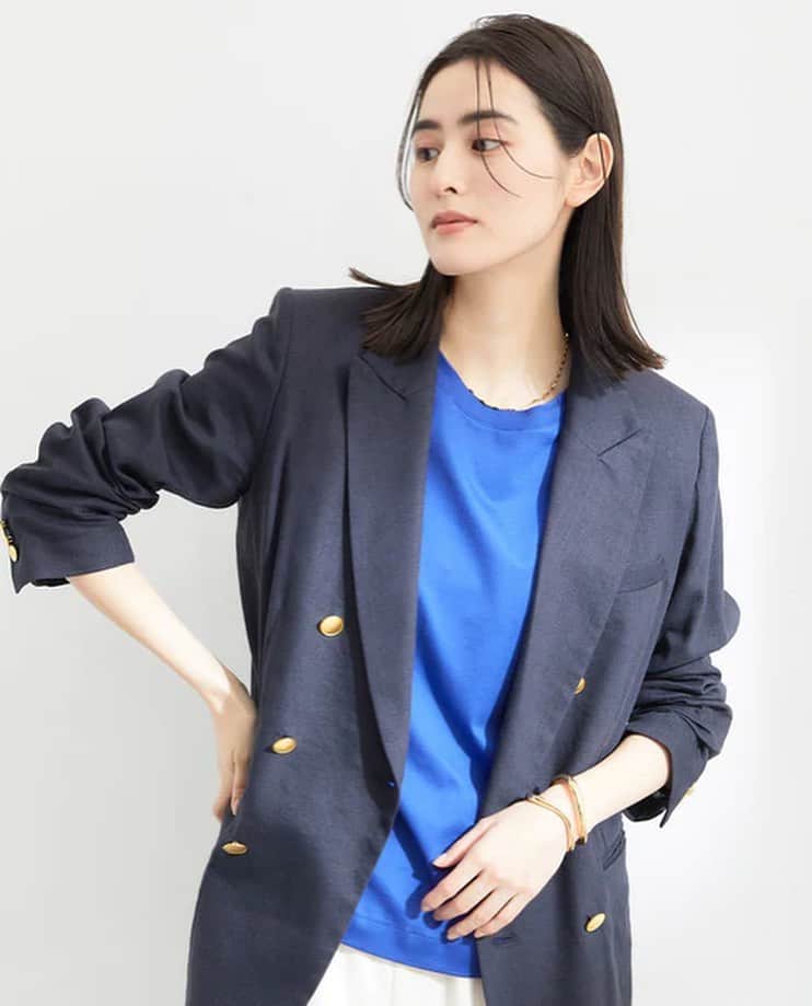 ロペさんのインスタグラム写真 - (ロペInstagram)「【初夏のジャケットSTYLE】 ⁡ 新生活が始まり、毎日の通勤スタイルに悩む人も多いはず。ベーシックアイテムの中でも今選ばれているのは「ジャケット」！ 仕事の日だけではなく、週末のお出かけ感も盛り上げてくれる。どこか知的でかっこよくキマる「ジャケット」こそ、デイリーコーデに欠かせないアイテムです。 ⁡ そんなジャケットの中でも夏も使える"王道"の紺ブレとセットアップとしても着回し力の高い、リラクシージャケットの２種類をご紹介。 多方面でご活躍のスタイリスト福田麻琴さんをお招きし、平日～休日のジャケット着回し5Daysのポイントを教えて頂きました。 ⁡ ⁡ ⁡ ▶ITEM ⁡ リネンストレッチブレザージャケット ¥41,800 (税込) ⁡ J'aDoRe JUN ONLINEでご購入いただけます。 ⁡ ⁡ #fashion #ジャケット #着回し #通勤コーデ #オフィスカジュアル #大人カジュアル #リラックスコーデ #春コーデ #春カラー #夏コーデ #夏カラー #ロペ #ROPÉ #ropejp」4月8日 20時14分 - rope_jp