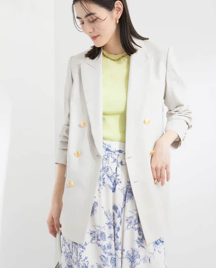 ロペさんのインスタグラム写真 - (ロペInstagram)「【初夏のジャケットSTYLE】 ⁡ 新生活が始まり、毎日の通勤スタイルに悩む人も多いはず。ベーシックアイテムの中でも今選ばれているのは「ジャケット」！ 仕事の日だけではなく、週末のお出かけ感も盛り上げてくれる。どこか知的でかっこよくキマる「ジャケット」こそ、デイリーコーデに欠かせないアイテムです。 ⁡ そんなジャケットの中でも夏も使える"王道"の紺ブレとセットアップとしても着回し力の高い、リラクシージャケットの２種類をご紹介。 多方面でご活躍のスタイリスト福田麻琴さんをお招きし、平日～休日のジャケット着回し5Daysのポイントを教えて頂きました。 ⁡ ⁡ ⁡ ▶ITEM ⁡ リネンストレッチブレザージャケット ¥41,800 (税込) ⁡ J'aDoRe JUN ONLINEでご購入いただけます。 ⁡ ⁡ #fashion #ジャケット #着回し #通勤コーデ #オフィスカジュアル #大人カジュアル #リラックスコーデ #春コーデ #春カラー #夏コーデ #夏カラー #ロペ #ROPÉ #ropejp」4月8日 20時14分 - rope_jp