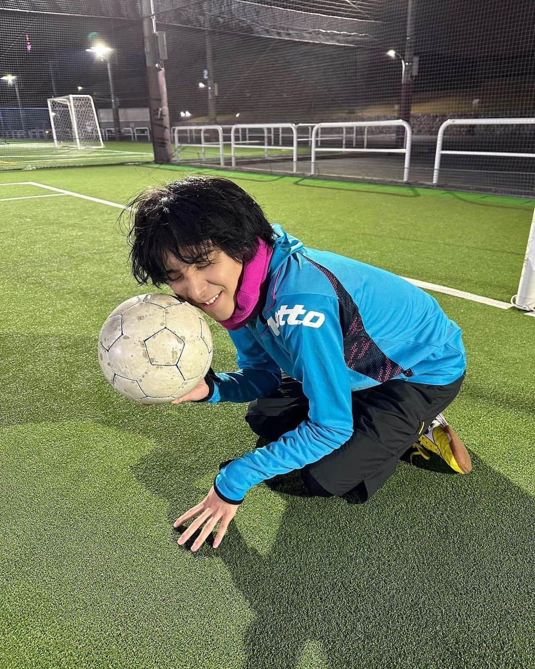 高橋龍之介のインスタグラム：「月1でしてるフットサル⚽️  動いた後に撮るもんじゃないと思いました 髪も長すぎ」