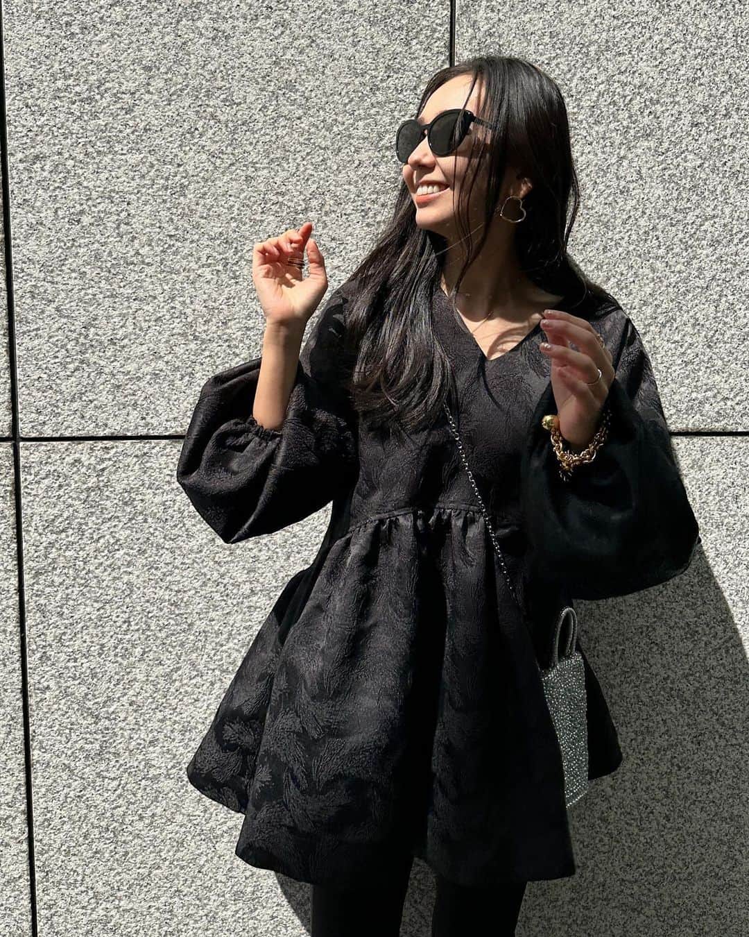 鈴木詩織のインスタグラム：「コラボチュニック第二弾♡ブラックは安定で着回しがかなりできそう🥹 coming soon...  前回とシルエットは全く同じで、羽の柄の生地を使っています🕊 より軽やかになっているので、春夏にぴったりです🖤 @meri.onlinestore   ⁡ ⁡ ⁡  #shiorin_styling#meri#ミリコのミリ活」