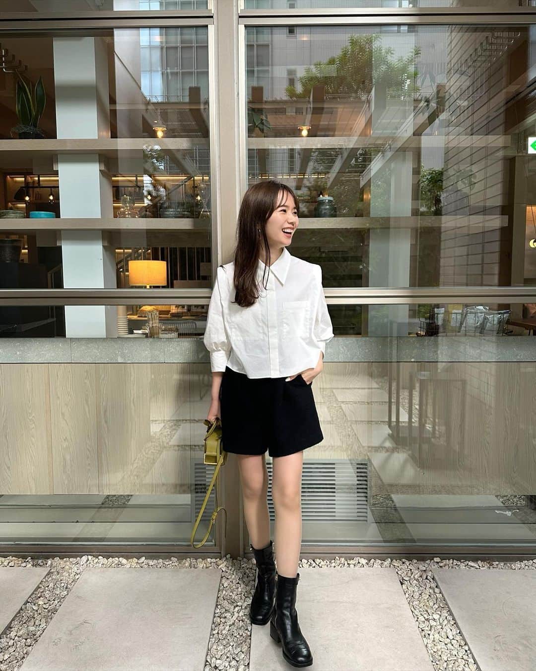 宮所舞のインスタグラム：「. @neuem_official   #ボックスシルエットシャツ  ストーリーに載せたら沢山dmいただいた、 こちらのシャツは4/14(金)21:00〜発売です♡  ボックスシルエットにシャープめな襟、 大きめのポッケでハンサムさもありつつ、 袖のギャザーの膨らみで女性らしく バランスのとれたトップス♡ ショート丈でどんなボトムスにも 合わせやすいのもお気に入り😙#dkr服」