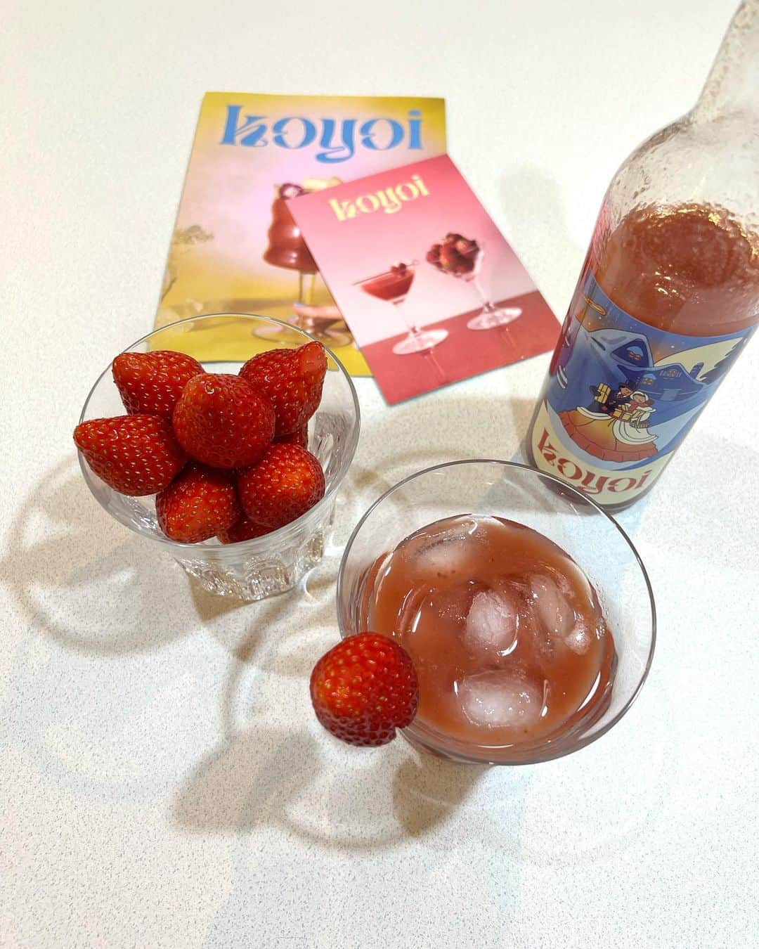 末吉 瞳のインスタグラム：「大好きな @koyoi_drink  の 低アルコールカクテル  果物そのまんまなので 甘いものはあまり飲まない私でも 好きなやつ〜🍓  #低アルコール  #カクテル #drinks  #pr #koyoi」