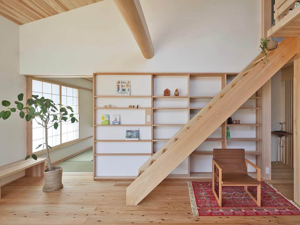 シーエッチ建築工房 さんのインスタグラム写真 - (シーエッチ建築工房 Instagram)「* 木の家の階段、 どれも個性があって魅力的。 ⠀⠀⠀⠀⠀⠀⠀⠀⠀⠀⠀⠀ 階段って 何のためにあると思いますか。 上の階に登るため、だけでしょうか。 ⠀⠀⠀⠀⠀⠀⠀⠀⠀⠀⠀⠀ ■１枚目：本棚に面して読書スペース ■２枚目：ストリップ階段は光や風の通り道に ■３枚目：階段下を洋服掛けやクローゼットに ■４枚目：箱でつくって収納に ⠀⠀⠀⠀⠀⠀⠀⠀⠀⠀⠀⠀ こどもたちが階段に座って 台所や居間とつながり会話をしたり 家電置き場として作った階段も。 ⠀⠀⠀⠀⠀⠀⠀⠀⠀⠀⠀⠀ その家族ごとの階段を 考えてみるのも楽しいものです。 ⠀⠀⠀⠀⠀⠀⠀⠀⠀⠀⠀⠀ ⠀⠀⠀⠀⠀⠀⠀⠀⠀⠀⠀⠀ ──────────── 株式会社シーエッチ建築工房 兵庫県宝塚市仁川台76番地 0798-52-8863 https://www.ch-wood.co.jp ──────────── @ch_kenchiku @ch_namie.takarazuka @ch_watanabe ⠀⠀ ⠀⠀ #シーエッチ建築工房 #木の家  #家づくり #注文住宅 #新築 #リノベーション #住まい #マイホーム  ⠀⠀⠀⠀⠀⠀⠀⠀⠀⠀⠀⠀ #宝塚市 #西宮市 #伊丹市 #川西市 #三田市 #豊中市 #高槻市 #茨木市 #工務店 #自然素材 #暮らしを楽しむ #家が好き #パッシブデザイン #階段 #階段下収納 #階段下スペース #ミナペルホネン #minaperhonen」4月8日 20時18分 - ch_kenchiku