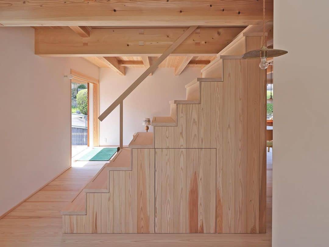 シーエッチ建築工房 さんのインスタグラム写真 - (シーエッチ建築工房 Instagram)「* 木の家の階段、 どれも個性があって魅力的。 ⠀⠀⠀⠀⠀⠀⠀⠀⠀⠀⠀⠀ 階段って 何のためにあると思いますか。 上の階に登るため、だけでしょうか。 ⠀⠀⠀⠀⠀⠀⠀⠀⠀⠀⠀⠀ ■１枚目：本棚に面して読書スペース ■２枚目：ストリップ階段は光や風の通り道に ■３枚目：階段下を洋服掛けやクローゼットに ■４枚目：箱でつくって収納に ⠀⠀⠀⠀⠀⠀⠀⠀⠀⠀⠀⠀ こどもたちが階段に座って 台所や居間とつながり会話をしたり 家電置き場として作った階段も。 ⠀⠀⠀⠀⠀⠀⠀⠀⠀⠀⠀⠀ その家族ごとの階段を 考えてみるのも楽しいものです。 ⠀⠀⠀⠀⠀⠀⠀⠀⠀⠀⠀⠀ ⠀⠀⠀⠀⠀⠀⠀⠀⠀⠀⠀⠀ ──────────── 株式会社シーエッチ建築工房 兵庫県宝塚市仁川台76番地 0798-52-8863 https://www.ch-wood.co.jp ──────────── @ch_kenchiku @ch_namie.takarazuka @ch_watanabe ⠀⠀ ⠀⠀ #シーエッチ建築工房 #木の家  #家づくり #注文住宅 #新築 #リノベーション #住まい #マイホーム  ⠀⠀⠀⠀⠀⠀⠀⠀⠀⠀⠀⠀ #宝塚市 #西宮市 #伊丹市 #川西市 #三田市 #豊中市 #高槻市 #茨木市 #工務店 #自然素材 #暮らしを楽しむ #家が好き #パッシブデザイン #階段 #階段下収納 #階段下スペース #ミナペルホネン #minaperhonen」4月8日 20時18分 - ch_kenchiku