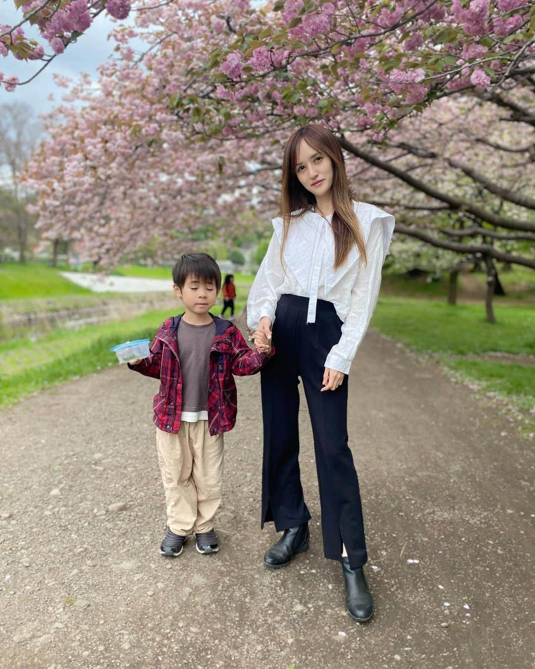 奥山絵里奈さんのインスタグラム写真 - (奥山絵里奈Instagram)「お散歩中に まだ桜が残ってる木があったので 撮ってみました🌸  🌸#襟付きブラウス @shein_japan   🌸#センタープレスパンツ @shoplist_official   🌸#サイドゴアブーツ  @fitfit_official_   sheinのブラウスは最近買ったもので #ビッグカラーブラウス ！  通気性も良くて 襟が大きくて可愛い！  何にでも合うので 使いやすいです🩷  #shein購入品 #sheinコーデ #shoplist#fitfit #春服コーデ #春コーデ2023 #パンツコーデ #サイドゴアブーツコーデ #ブラウスコーデ #公園コーデ #ママコーデプチプラ #160cmコーデ #ワイドパンツ #お花見コーデ #野川公園 #親子写真 #5歳男の子ママ #38歳ママ」4月8日 20時18分 - erinaokuyama