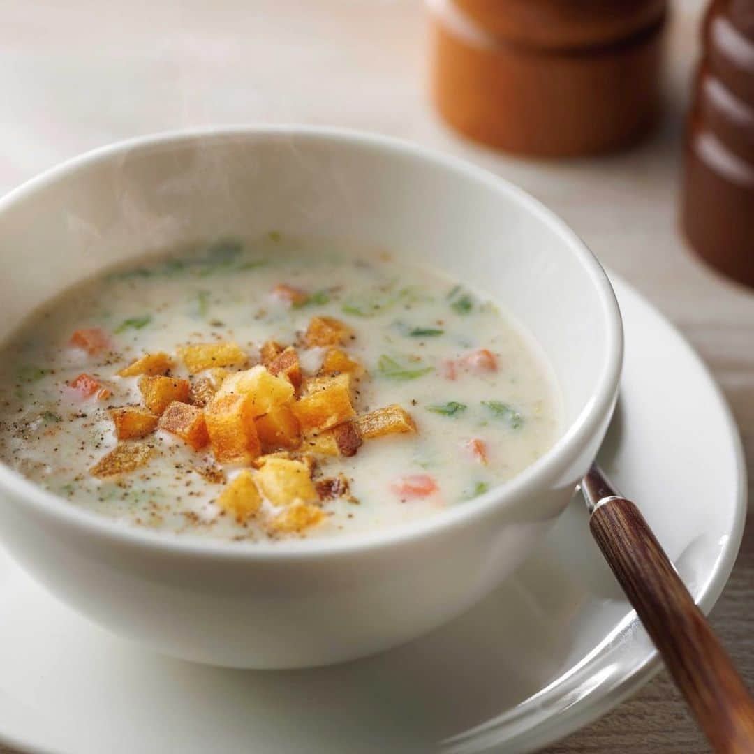 Courtyard by Marriott Tokyoのインスタグラム：「🥣春のスープ / Spring Soup🥣 1FL.「DINING &BAR LAVAROCK」春のディナーコースより、 浜名湖産の生海苔の青色が鮮やかなクリームスープ。  生海苔の磯の豊かな香りと浅利のコクのある出汁がスープに溶け込み、 これから始まるメインディッシュへの期待が高まります。 ・ ・ ・ #courtyardbymarriott  #コートヤードバイマリオット東京ステーション  #courtyardbymarriotttokyostation  #courtyardtokyo  #courtyard  #東京駅  #銀座  #京橋  #ginza  #marriottbonvoy  #マリオットボンヴォイ #東京ホテル  #東京ホテル巡り  #biztrip  #tokyohotel  #bullettrain #tokyostation #neartokyostation #ラヴァロック  #春メニュー  #ホテルディナー  #銀座ディナー  #銀座グルメ  #八重洲グルメ  #京橋グルメ  #ホテルステイ」