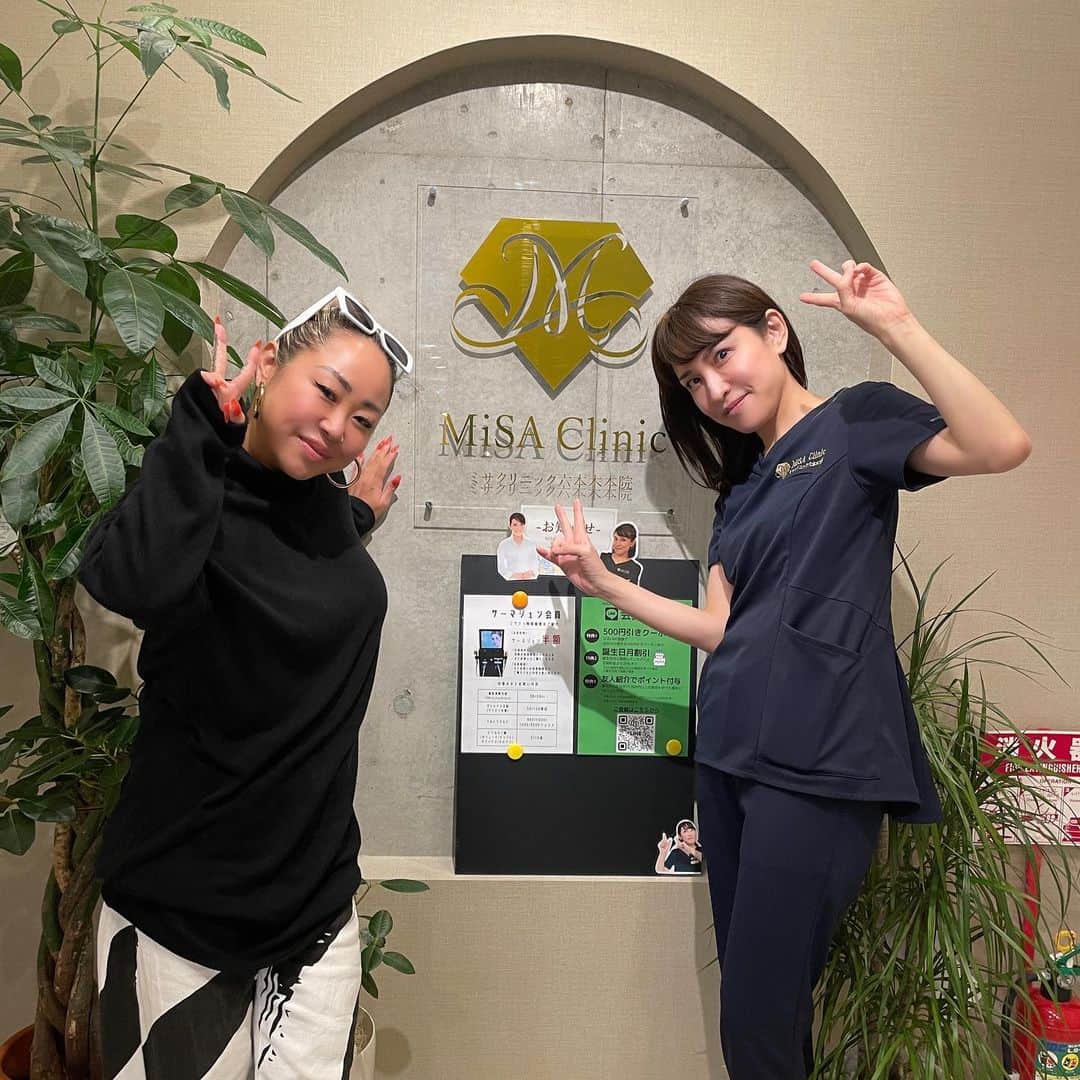 ルナのインスタグラム：「久しぶりの @misa.clinic にmaintenance駆け込み寺🏥  その様子をYouTubeにアップしたよ✅  マスクから解放され初の顎ヒアルロン酸+ボトックスでEラインからフェイスラインを整えてきました！ 初めて知った本物のヒアルロン酸と偽物があるなんて！ 皆様、興味ある方は㊙️  カウンセリングでは相変わらず @dr.misae_t 先生に攻め聞きしてますw」