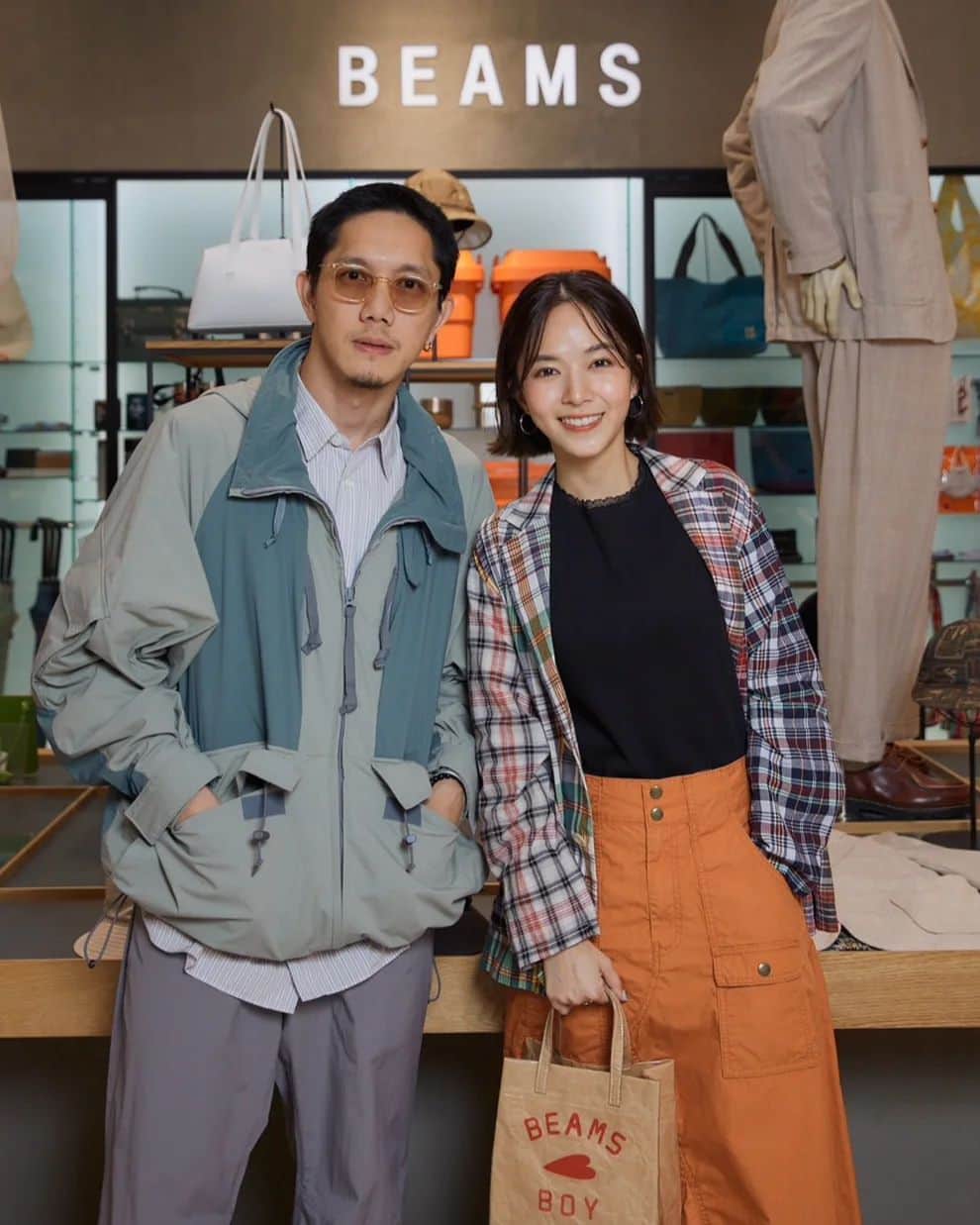 バイトゥーイ・ズワピットのインスタグラム：「🟧BEAMS คอลเลคชั่น SPRING / SUMMER 2023 เปิดตัวแล้วววว!! 🟧  พร้อมให้ทุกคนสัมผัสกับกลิ่นอายความเป็นญี่ปุ่นสุดคลาสสิคปนความสนุกแบบอเมริกันสไตล์ไปกับลุครับซัมเมอร์ของ ‘BEAMS FRIEND’ ด้วยสีสันและรายละเอียดสุดโดดเด่นที่เป็นเอกลักษณ์ ในแบบฉบับของบีมส์   พร้อมให้ทุกคนได้สนุกสนานไปกับไอเดียการมิกซ์แอนด์แมทไอเท็มท้าร้อนในทุกลุค ทุกโอกาส แล้วอย่าพลาดมาอวดลุคสุดปังรับซัมเมอร์นี้กันนะ!   @BEAMS_THAILAND_OFFICIAL #BEAMSBANGKOK #BEAMSSS23」