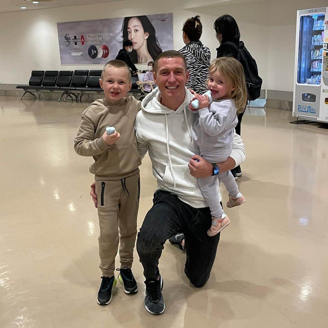 ミッチェル・デュークのインスタグラム：「Buzzing to have my babies back  😍💙💗🇯🇵」