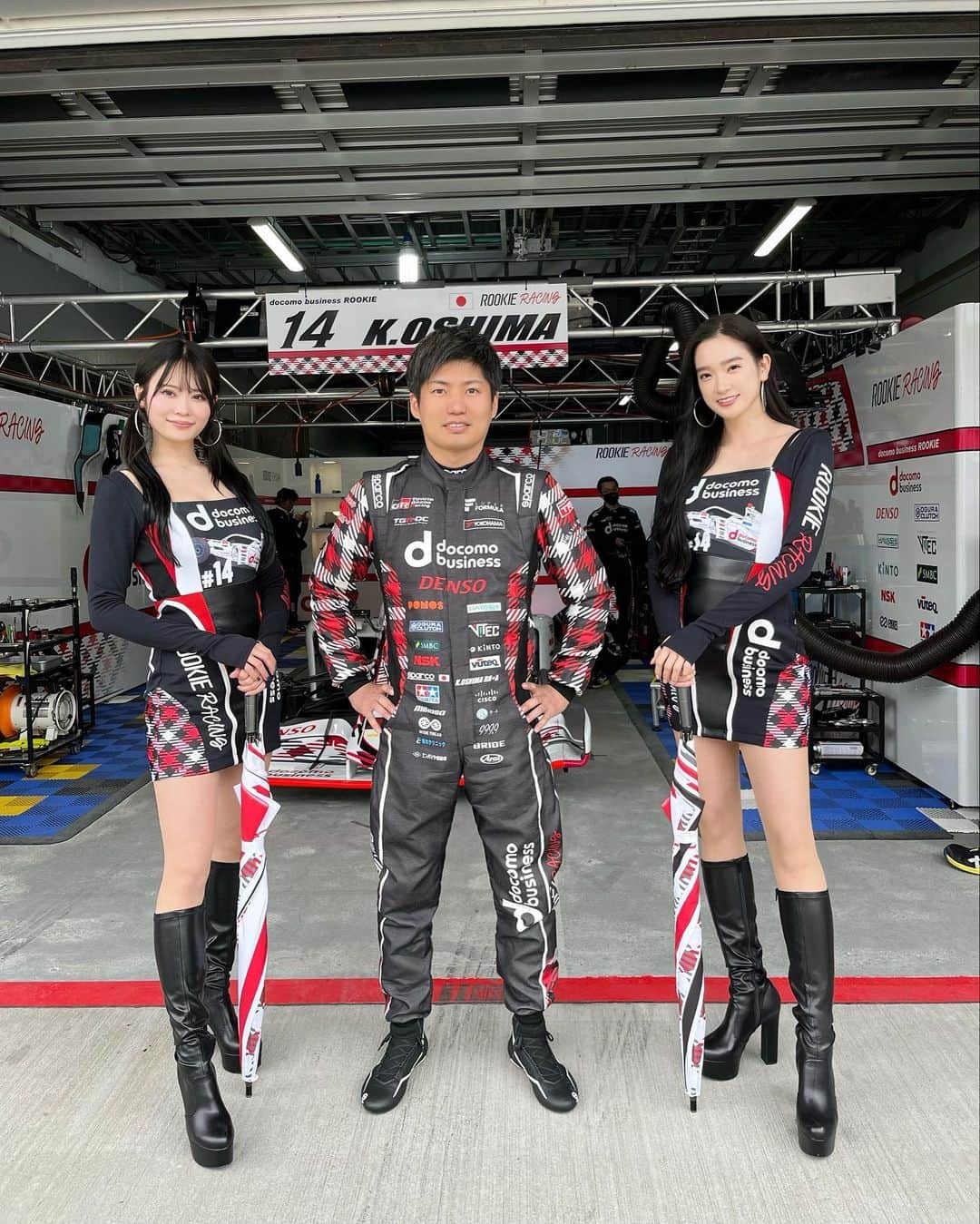 太田麻美さんのインスタグラム写真 - (太田麻美Instagram)「SUPER FORMURA開幕戦 14号車docomo business ROOKIEは、15番手スタートから9位でフィニッシュ🏁2ポイント獲得です✨ 波乱のレースとなりましたが、粘り強い走りでポジションアップ出来て、開幕戦からポイント獲得嬉しいです👏  明日も引き続き、 応援宜しくお願いします👍❤️🖤  #superformula #sf #rookieracing #racequeen #rq #docomobusiness #costume #スーパーフォーミュラ #レースクイーン #ルーキープリティ #ルーキーちゃん」4月8日 20時34分 - asami0523