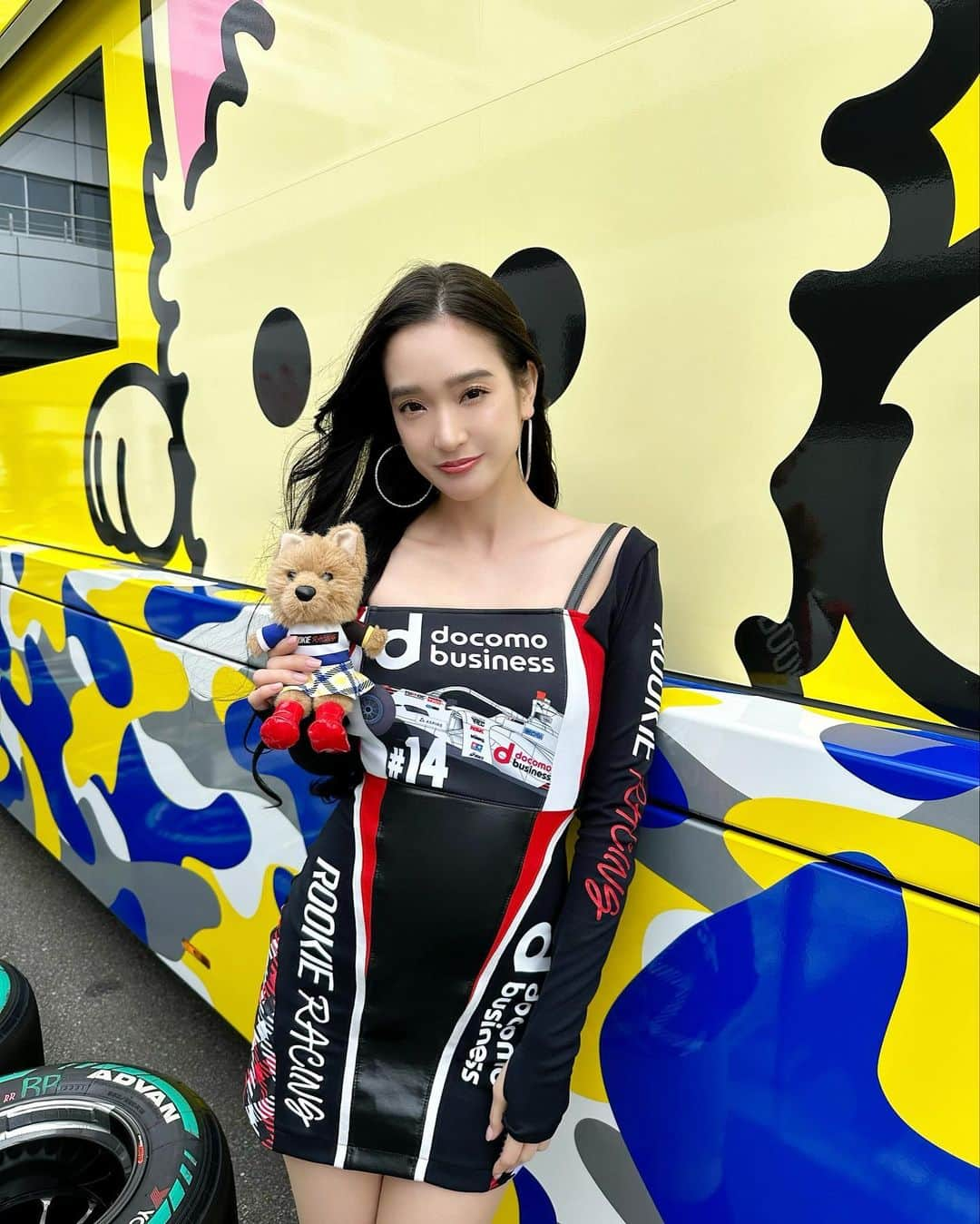 太田麻美のインスタグラム：「SUPER FORMURA開幕戦 14号車docomo business ROOKIEは、15番手スタートから9位でフィニッシュ🏁2ポイント獲得です✨ 波乱のレースとなりましたが、粘り強い走りでポジションアップ出来て、開幕戦からポイント獲得嬉しいです👏  明日も引き続き、 応援宜しくお願いします👍❤️🖤  #superformula #sf #rookieracing #racequeen #rq #docomobusiness #costume #スーパーフォーミュラ #レースクイーン #ルーキープリティ #ルーキーちゃん」