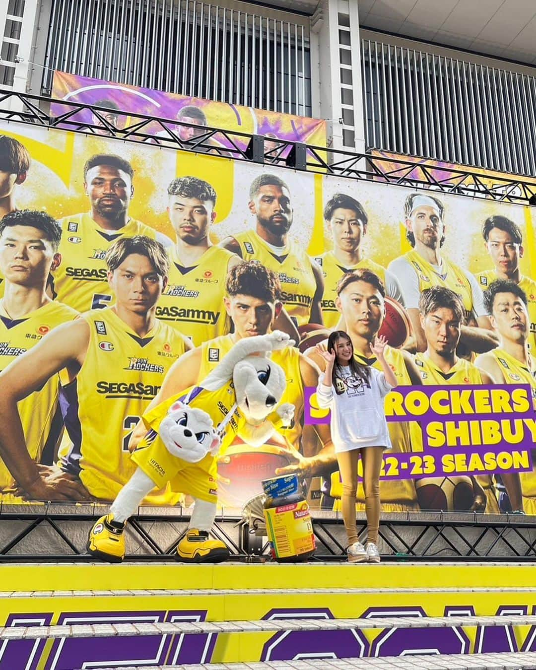 相楽伊織さんのインスタグラム写真 - (相楽伊織Instagram)「🏀💛 「帰ってきた！伊織とサンロッカーズを応援シート」 1日目はホームの#SR渋谷 が勝利しました！！！ 皆さんの熱い声援でより会場の一体感が増した気がします🔥  そして「おかえり〜」と声をかけてくださるのが 本当に嬉しいです🥹 ホームに帰ってきたんだなぁと思えました。  そしてサンディーにも会えて幸せ〜 私もダイスキだよ🫶🏻  明日も変わらず #サンロッカーズ の応援よろしくお願いします📣   #bleague #サンロッカーズ渋谷  #YUIMAJI #basketball  #バスケ観戦 #bリーグ」4月8日 20時27分 - _iorisagara264_