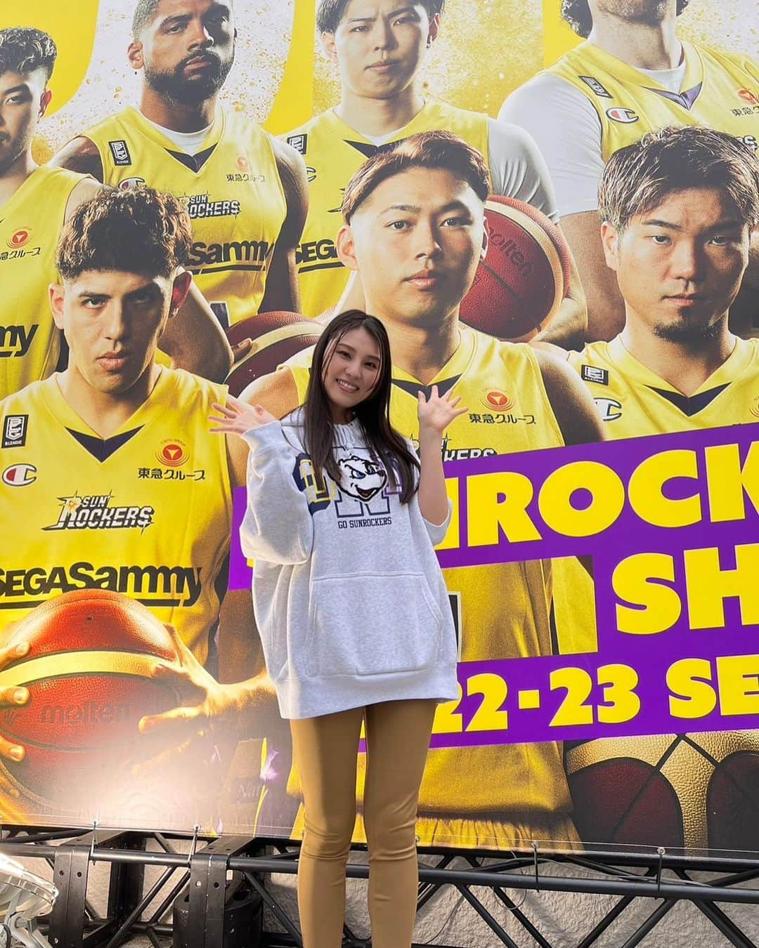 相楽伊織さんのインスタグラム写真 - (相楽伊織Instagram)「🏀💛 「帰ってきた！伊織とサンロッカーズを応援シート」 1日目はホームの#SR渋谷 が勝利しました！！！ 皆さんの熱い声援でより会場の一体感が増した気がします🔥  そして「おかえり〜」と声をかけてくださるのが 本当に嬉しいです🥹 ホームに帰ってきたんだなぁと思えました。  そしてサンディーにも会えて幸せ〜 私もダイスキだよ🫶🏻  明日も変わらず #サンロッカーズ の応援よろしくお願いします📣   #bleague #サンロッカーズ渋谷  #YUIMAJI #basketball  #バスケ観戦 #bリーグ」4月8日 20時27分 - _iorisagara264_