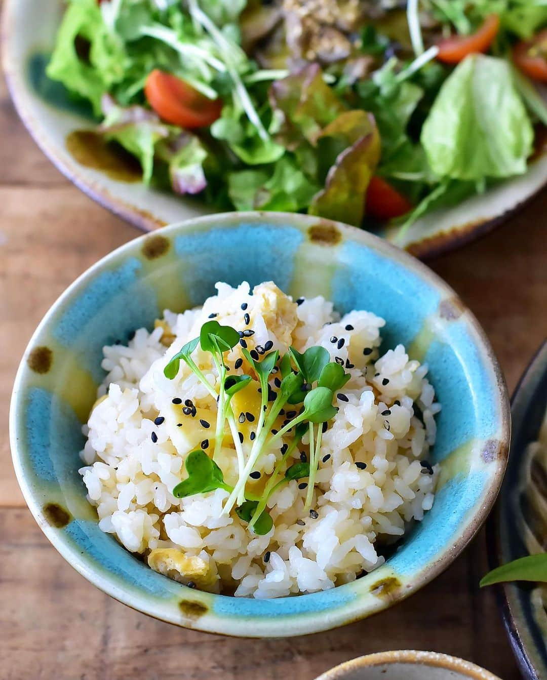 セーラさんのインスタグラム写真 - (セーラInstagram)「* 2023/04/08 * + . . 2人で食べる予定のカマを1人で食べた夜ご飯(ﾉ∀｀笑)。  🐟お魚はなんぼ食べてもいいですもんね？（笑）  . ◾︎ひらすのカマの塩焼き 美味しい  #天然塩 で焼いたので美味しかったかった！😋 大根は  #鬼おろし で。  . ◾︎色々野菜のチャプチェ 豚肉、白菜、茄子、黄色パプリカ、人参、きくらげ、春雨  チャプチェ好き。🫰🏻  . ◾︎ミツバとツナのサラダ  #セーラレシピ あります カラシがいい仕事してます。 三つ葉好きな方はぜひ作ってみてください👍☘️ (※) ごま油も入れてます。  . ◾︎キクラゲときゅうりの酢の物 すりごまたっぷり入れて🎶  . ◾︎色々生野菜サラダ 🥗 きのこのオイル漬けのっけ きのこのオイル漬けがドレッシングがわり。 生野菜にきのこのオイル漬け乗せて少しポン酢かけたら出来上がり。 美味しいよ！🍄  . ◾︎筍ごはん 筍ご飯には油揚げ入り  . ◾︎お豆腐とエノキのお味噌汁 新しくお味噌が出来上がりました👏🏻 なので、いつもの自家製味噌に新しく出来た味噌も混ぜて。 うまっ。  ちょっと食べ過ぎかも。。。な 夜ご飯でした🫡 ・ ・ ・  #夜ご飯 #かまの塩焼き #ひらす #セーラ動画 #きのこのオイル漬け #salad #チャプチェ #筍ご飯 #タケノコご飯 #糸島 #伊都菜彩 #イトサイ #キクラゲ #酢の物 #千鳥酢 #自家製味噌 #手作り味噌 #味噌作り #釜浅のごはん釜  #ツナサラダ #ミツバサラダ #玉露入り八女茶 #古賀製茶本舗 #おうちごはん #おうち時間 #やちむん」4月8日 20時28分 - se_ra0227