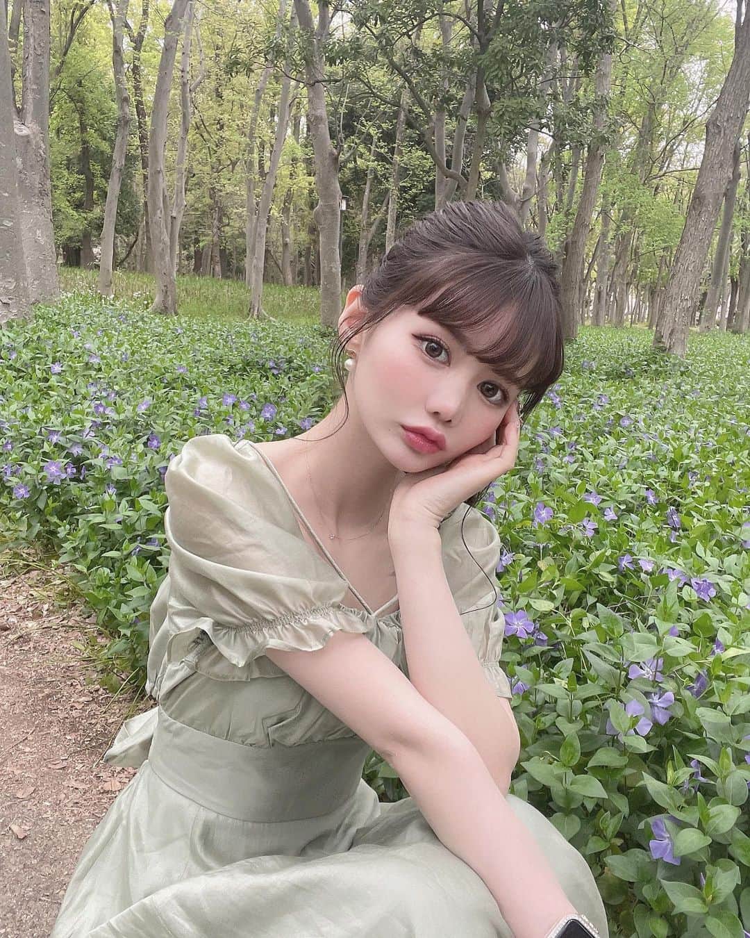 MISAのインスタグラム：「💐🤍🤍🤍 ㅤㅤㅤㅤㅤㅤㅤㅤㅤㅤㅤㅤㅤここだけいっぱい咲いてたけど なんのお花やろう？これ🤔」