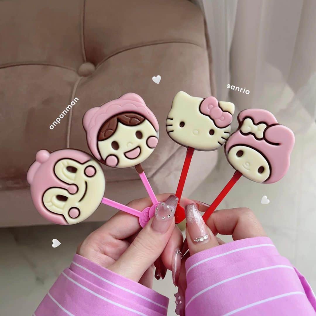 ayaのインスタグラム：「⭐︎🌙🤍🎀  ストックのアンパンマンチョコと 新しくgetしたサンリオチョコ🍫  サンリオチョコの方が 一回りくらい小さくて 食べやすかった🫨🫶🏻  #アンパンマン #アンパンマンチョコ #サンリオ #サンリオキャラクターズ #サンリオキャラクターズチョコレート #チョコレート #チョコ #キャラクターチョコレート」