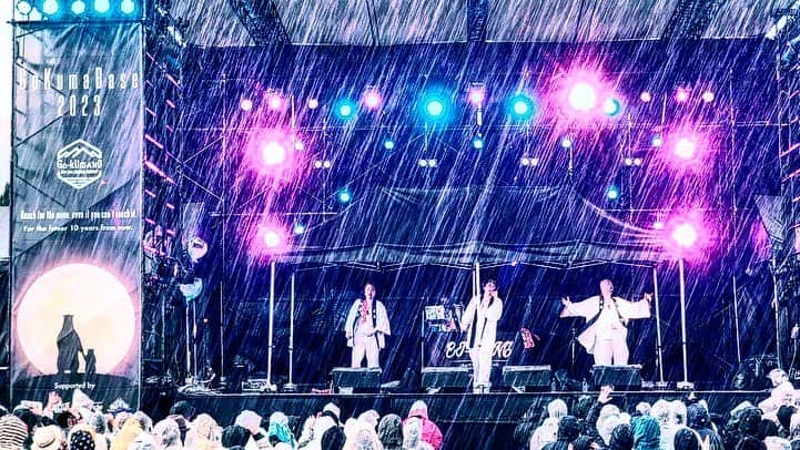 KLUTCHのインスタグラム：「2023.4.2 〜GoKuma Base 2023〜 @和歌山・那智勝浦 ⁡ 今年も出演させていただきありがとうございました。 大好きなフェス。 @go_kumano  ⁡ 今年は2日目に歌わせてもらいました。 朝から生憎の雨、我々ET-KINGの出番のタイミングでも激しい雨でした。。。 ⁡ そして1曲目でステージに出て行ったら、むちゃくちゃ大雨のなかにも関わらず、たくさんのみんながカッパ姿であたたかく迎えてくれました！！ ホンマに嬉しかったです。 ⁡ 演奏中に雷が鳴って1曲目が終わってから主催者さんから一時中断の判断が！！！ お客さんも隣の体育館に避難するようにと指示が出されてみんなが移動していると、ピタッっと雨が止みました。 ⁡ すぐに再開のアナウンスが！！！ ⁡ ⁡ LIVE再開！！！！ ⁡ ⁡ むちゃくちゃええバイブスでLIVEが再開できました。 楽しかったーーーー。 ⁡ ⁡ 那智勝浦のみんな、和歌山のみんな、それ以外から来てくれてたみんな、一緒に最高の時間を共有することが出来て幸せでした。 ありがとう。 ⁡ またこのステージに立てるように頑張ります！ 引き続きよろしくお願いします。 ⁡ 今年は "うまいお弁当" で一緒に盛り上げてくれたダンサーのみんなもありがとうね！！！ ⁡ ⁡ ⁡ ⁡ ⁡ ⁡ ⁡ #ETKING #KLUTCH #センコウ #DJBOOBY #コシバKEN #GoKumabase #和歌山 #那智勝浦 #野外フェス #LIVE #LIFE #music」
