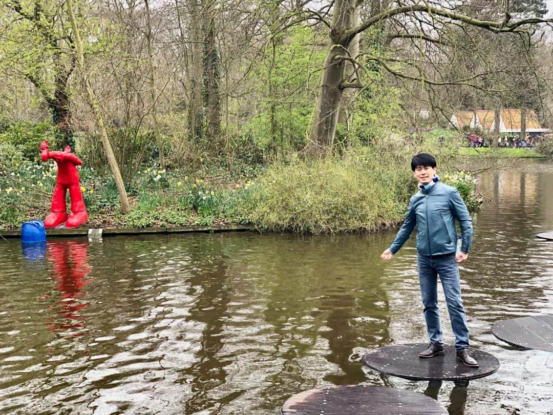 福間洸太朗さんのインスタグラム写真 - (福間洸太朗Instagram)「Souvenirs in De Keukenhof🌷  This place is famous for the tulips garden. Every year, more than 7 million flower bulbs are planted by hand in the autumn to flower in spring. There is a variety of 800 different tulips!  But the weather has been quite cold here, so some sections weren't bloomed yet. But I enjoyed seeing various tulips and other flowers including Sakura🌸!  オランダのキューケンホフ公園は広大なチューリップガーデンが有名で、今回の滞在中にぜひ行きたいと思って来たのですが、結構寒くてまだ外にあるチューリップの花はあまり咲いてませんでした。😅でもヒヤシンスや桜、室内のチューリップなどを見れましたし、初めて風車を登ったり公園散策を楽しみました。  #Keukenhof #Tulips #Hyacint #Sakura #キューケンホフ公園 #チューリップ #ヒヤシンス #さくら #春よ来い」4月8日 20時31分 - kotarofsky