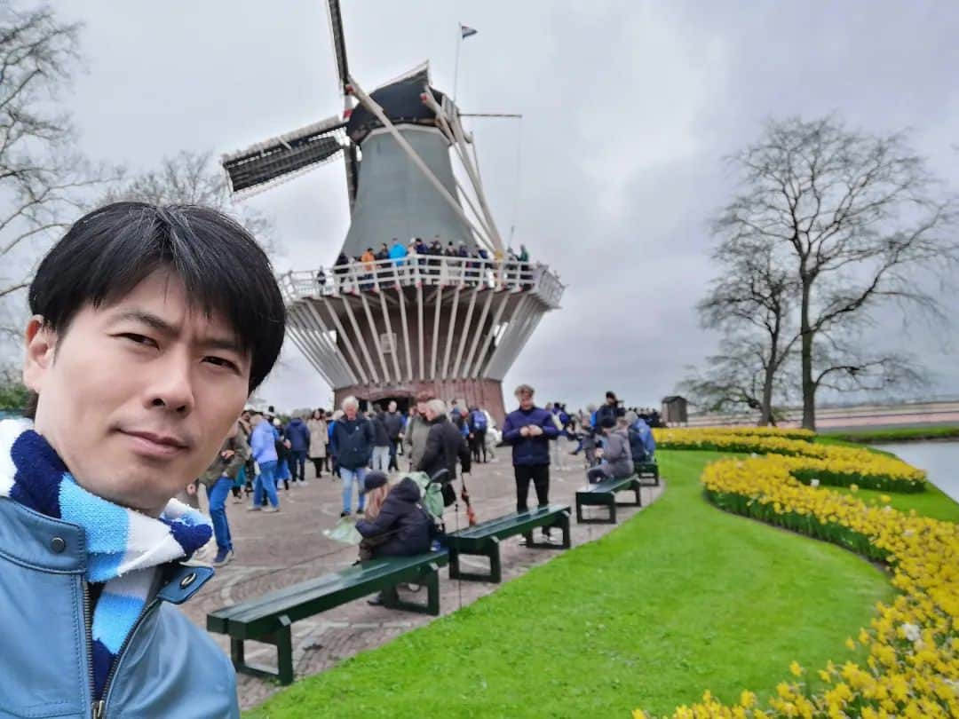 福間洸太朗さんのインスタグラム写真 - (福間洸太朗Instagram)「Souvenirs in De Keukenhof🌷  This place is famous for the tulips garden. Every year, more than 7 million flower bulbs are planted by hand in the autumn to flower in spring. There is a variety of 800 different tulips!  But the weather has been quite cold here, so some sections weren't bloomed yet. But I enjoyed seeing various tulips and other flowers including Sakura🌸!  オランダのキューケンホフ公園は広大なチューリップガーデンが有名で、今回の滞在中にぜひ行きたいと思って来たのですが、結構寒くてまだ外にあるチューリップの花はあまり咲いてませんでした。😅でもヒヤシンスや桜、室内のチューリップなどを見れましたし、初めて風車を登ったり公園散策を楽しみました。  #Keukenhof #Tulips #Hyacint #Sakura #キューケンホフ公園 #チューリップ #ヒヤシンス #さくら #春よ来い」4月8日 20時31分 - kotarofsky