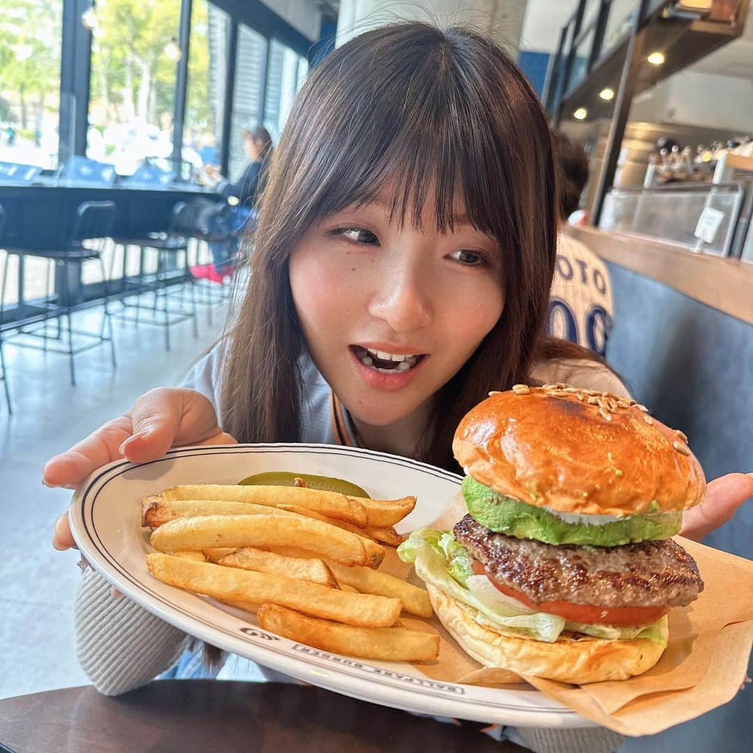 原つむぎさんのインスタグラム写真 - (原つむぎInstagram)「村上選手の真似っこシリーズ🍔  美味しかった☺️スタジアム価格やけど😥  #ballparkburgerand9  #アボカドバーガー  #横浜グルメ #ハマスタグルメ  #つむグルメ」4月8日 20時32分 - haratsumugi