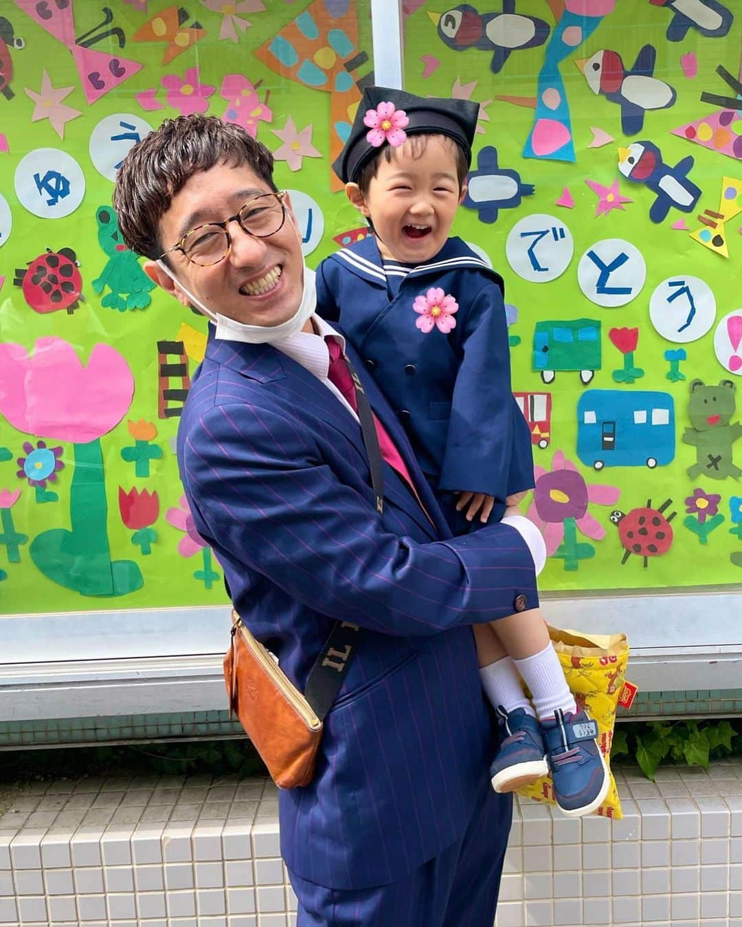 ボン溝黒さんのインスタグラム写真 - (ボン溝黒Instagram)「ピっカピカの幼稚園児♪✨ やったね、もう3歳になってブっカブカの制服来て頑張って行けたね👍 #名前呼んだらハーイ🙋  #入園式直前にボンがちょっかい出して泣いちゃったけど #良い写真撮れて良かった  #園児も親御さんもいっぱい居過ぎて息子もボンも奥さんも誰ともコミュニケーション取らずに3人でウロウロしたけど #良い写真撮れて良かった  #ボンが朝に着て行く筈のスーツにスゴい穴空いてて、急遽違う方のスーツ出して着て焦ったけど #良い写真撮れて良かった  #くっきー師匠とお揃いで買って貰ったスーツで裏生地にAmiTokitouって刺繍入れたスーツ #息子の入園式に着れて良かった #春服  #入園式 #3歳男の子  #がんばれー」4月8日 20時33分 - bontheworld