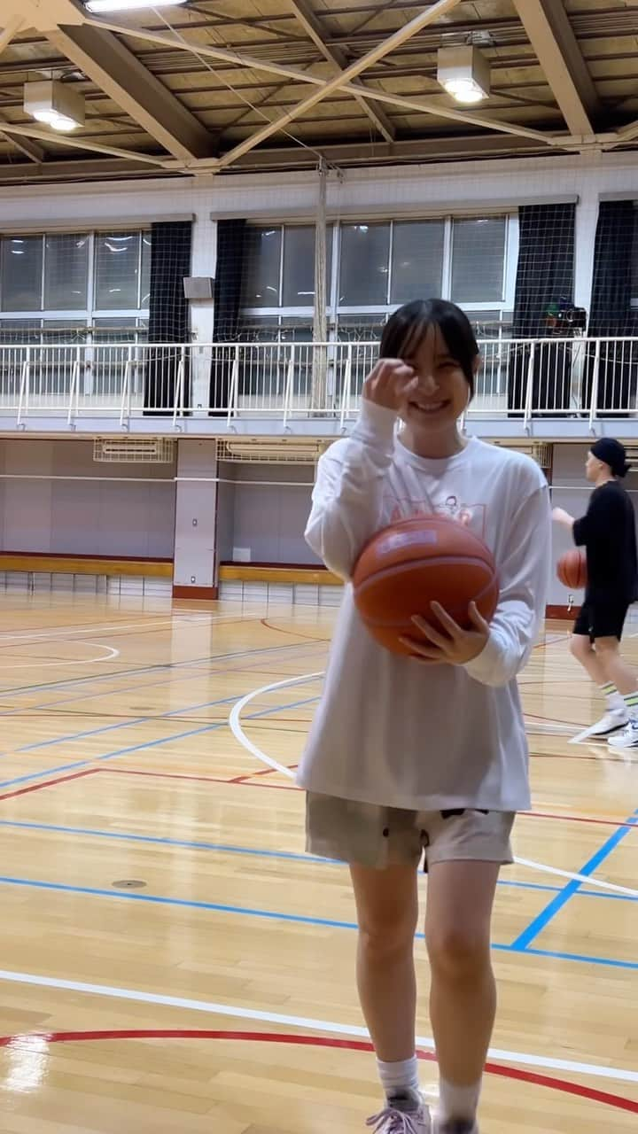 中崎絵梨奈のインスタグラム：「ゲーム前のゆるゆる動画🏀  #aktr #fashion #バスケコーデ #スポーツコーデ　#code #sporty  #Bリーグ  #Bリーグ観戦 #bleague #バスケ #バスケットボール #スポーツ観戦女子 #バスケ好きな人と繋がりたい #スポーツ観戦 #バスケ女子 #japan #basketball #スポーツ #sports」