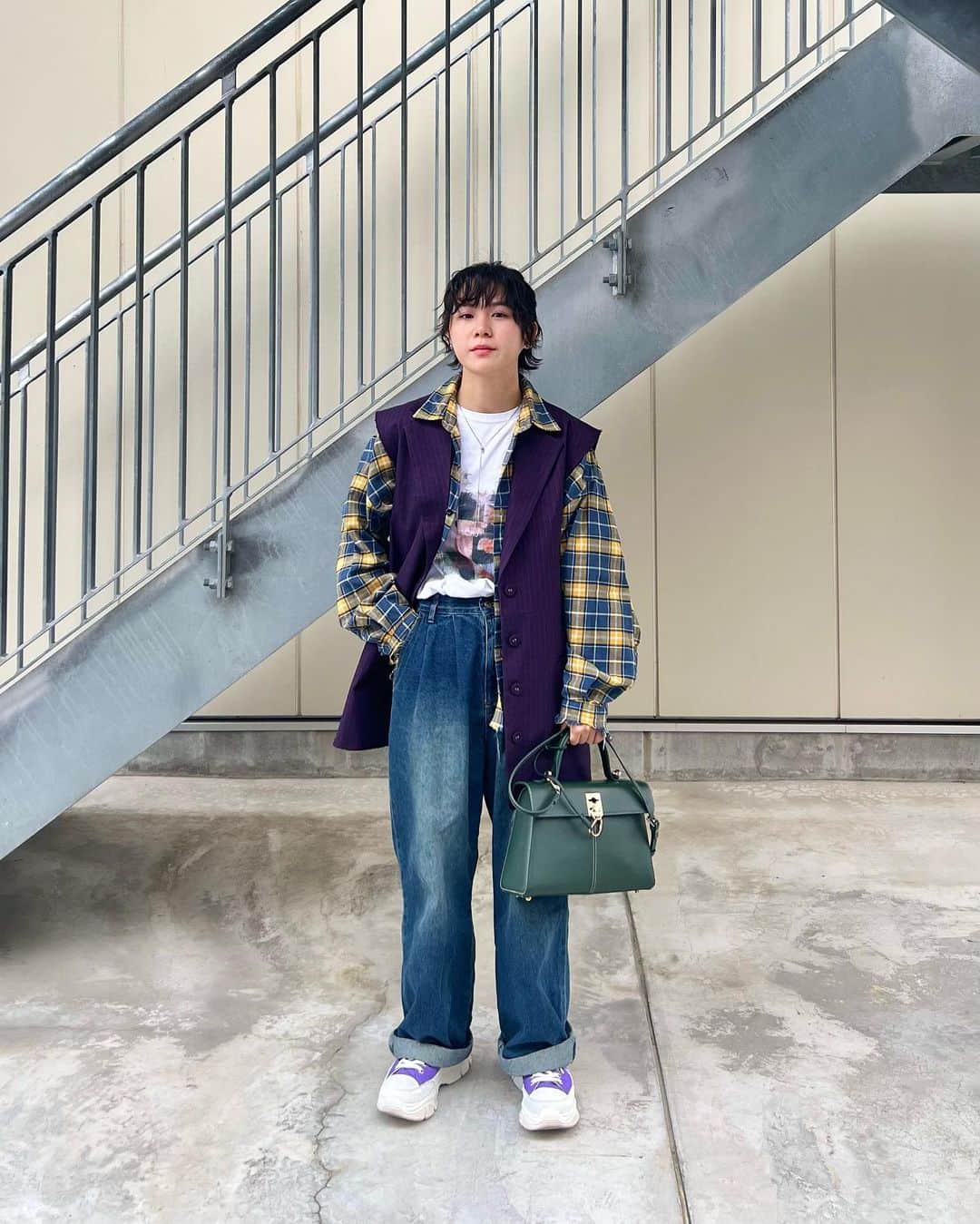 光永のインスタグラム：「カジュアルとキレイめの良いとこ取りハンサムレイヤードコーデ🦋 シャツとベストはダメージ加工されてる🦁それを中和してくれる、ちょうど良い上品なバッグ👜 メンズライクにも使えるし、緑が綺麗すぎる。。👏 んでから、Tシャツが万能過ぎてる。何でも合う。 明日4/9までの発売なのでお早めに❤️‍🔥❤️‍🔥❤️‍🔥 @so_c_hu  ㅤㅤㅤㅤㅤㅤㅤㅤㅤㅤㅤㅤ Tシャツ：#so_c_hu シャツ：#victimandco ベスト：#jouetie デニム：#kutir スニーカー：#nerdy バッグ：#cafuné  ㅤㅤㅤㅤㅤㅤㅤㅤㅤㅤㅤㅤ ㅤㅤㅤㅤㅤㅤㅤㅤㅤㅤㅤㅤ #ootd #outfit #春コーデ #レイヤードコーデ #メンズライク #ショートヘアアレンジ #メンズライクコーデ #ボーイッシュコーデ #骨格ナチュラルコーデ #ブルベ冬コーデ #カフネバッグ #ショートパーマ」