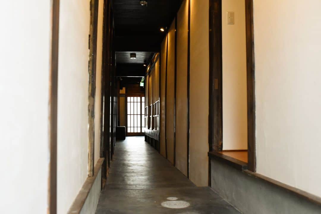 竹田城 城下町 ホテルEN（えん）のインスタグラム：「《ホテルENの客室をチラ見せ👀》  本日お見せするのは 桂棟501号室の奥まで伸びる土間。  501号室はわんちゃんとご宿泊いただける 一棟貸しのお部屋。 玄関からまっすぐに伸びる土間は わんちゃんも元気いっぱいに 遊べる空間となっています🐶✨  −−−−−−−−−−−−−−−−−−−−−−−−−−−−−− ▼ご予約・お問合せ VMG総合窓口（0120-210-289） 11:00-20:00 https://www.takedacastle.jp/ ※お部屋の確約は不可となっております。 可能な限りご用意させていただきますが、 予めご了承くださいませ。 −−−−−−−−−−−−−−−−−−−−−−−−−−−−−−」