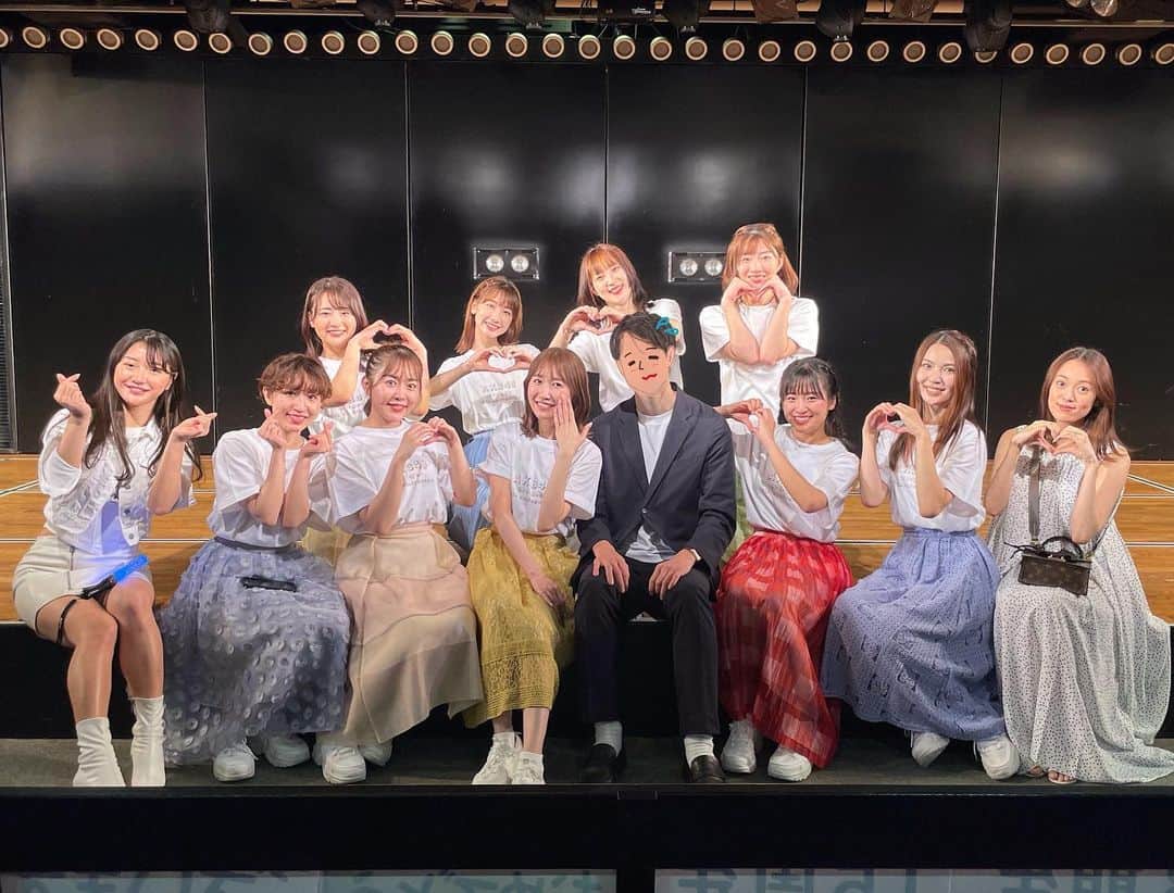 のインスタグラム：「#AKB3期生16周年  AKB48 3期生のみんな、デビュー16周年おめでとうございます🥰✨  昨年は15周年ということで、 ゆきりんやはぁちゃんが沢山頑張ってくれたり、 多くの方のお力添えにより、 初代チームBのメンバー達が 再び劇場へ集まる素敵な機会を設けることができました。  今年はゆきりんが1人で、 劇場にて記念公演を行ってくれています🎊✨  私は1期生ではありますが、 たまにファンの方から チームBの3期生だよね？ と言っていただけることがあり、 ほっこりとした気持ちになったりします。  みんながそれぞれの人生を歩んでどれくらい経ったか、 久しく会えていない子も、 私にとってみると、 いつまでも可愛いく自由なメンバー達です。  新しい1年も、 メンバーやスタッフ、ファンの皆様のご健勝とご多幸をお祈りしております‪ ·͜·。  2023年4月8日 CinDy」