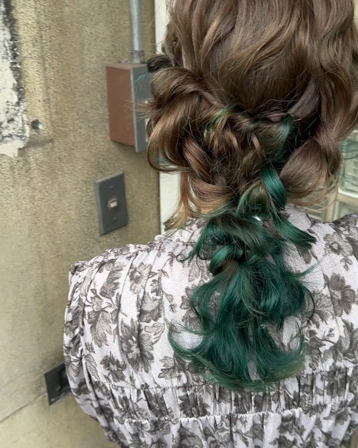 カワノ ヨウヘイのインスタグラム：「✴︎ ブリーチ1回で作るnuance  greyge × dark green✨ ✴︎ ✴︎ 仕上げにクルクルデザイン編みおろし✨ ✴︎ 流行りのタイトなデザインも今回のようなフワフワなデザインも両方好きです✨ ✴︎ ボクに仕上げをお任せしていただければ最高に可愛くしますよ✨ ✴︎ ぜひ体感しに来てくださいね✨✨ ✴︎ ✴︎ ✴︎ #ヘアアレンジ#梅田ヘアアレンジ#御幣島ヘアアレンジ#ブリーチカラー#梅田ブリーチ#御幣島美容室」