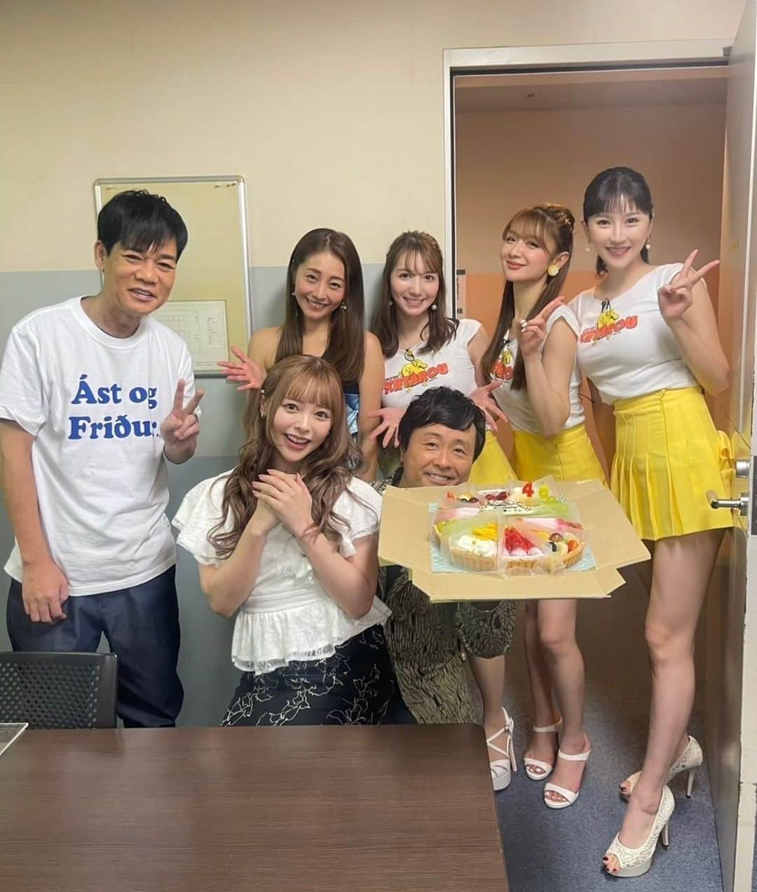 堀みづきのインスタグラム：「昨日お誕生日だった河本さんのお祝い🎂💛  いつも本当に優しくて面白くて 気さくに話しかけてくださる河本さん🥹 おめでとうございます🎉  じっくりファミリーで居れることが とっても幸せです…😍❤️  小倉由菜ちゃんの お膝ちょこんが可愛い🥰  #じっくり聞いタロウ#テレビ東京」